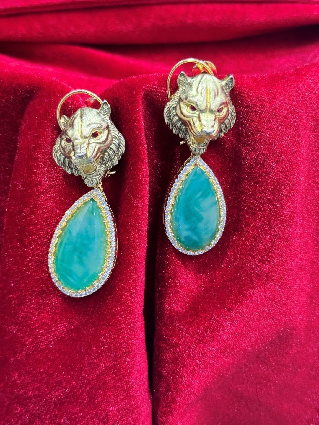 

The Jewellery Tale Gold-Plated Artificial Stones Tiger Head Teardrop Shaped Drop Earrings, Green