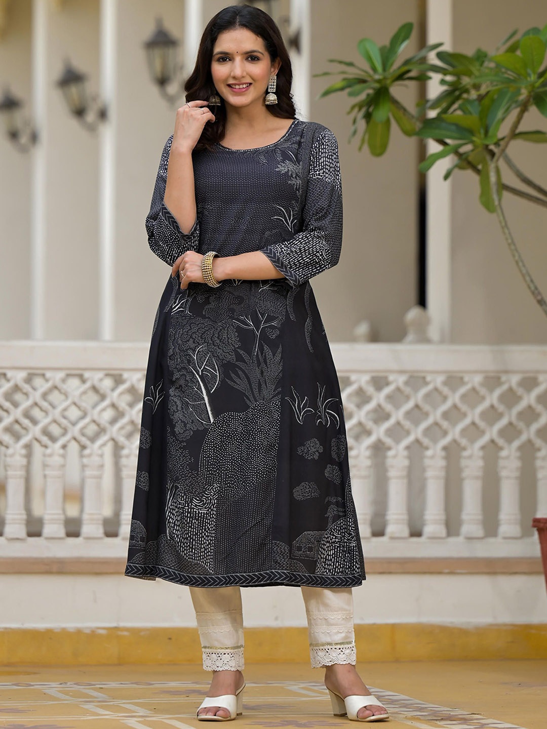 

Juniper Abstract Printed Regular Straight Kurta, Black