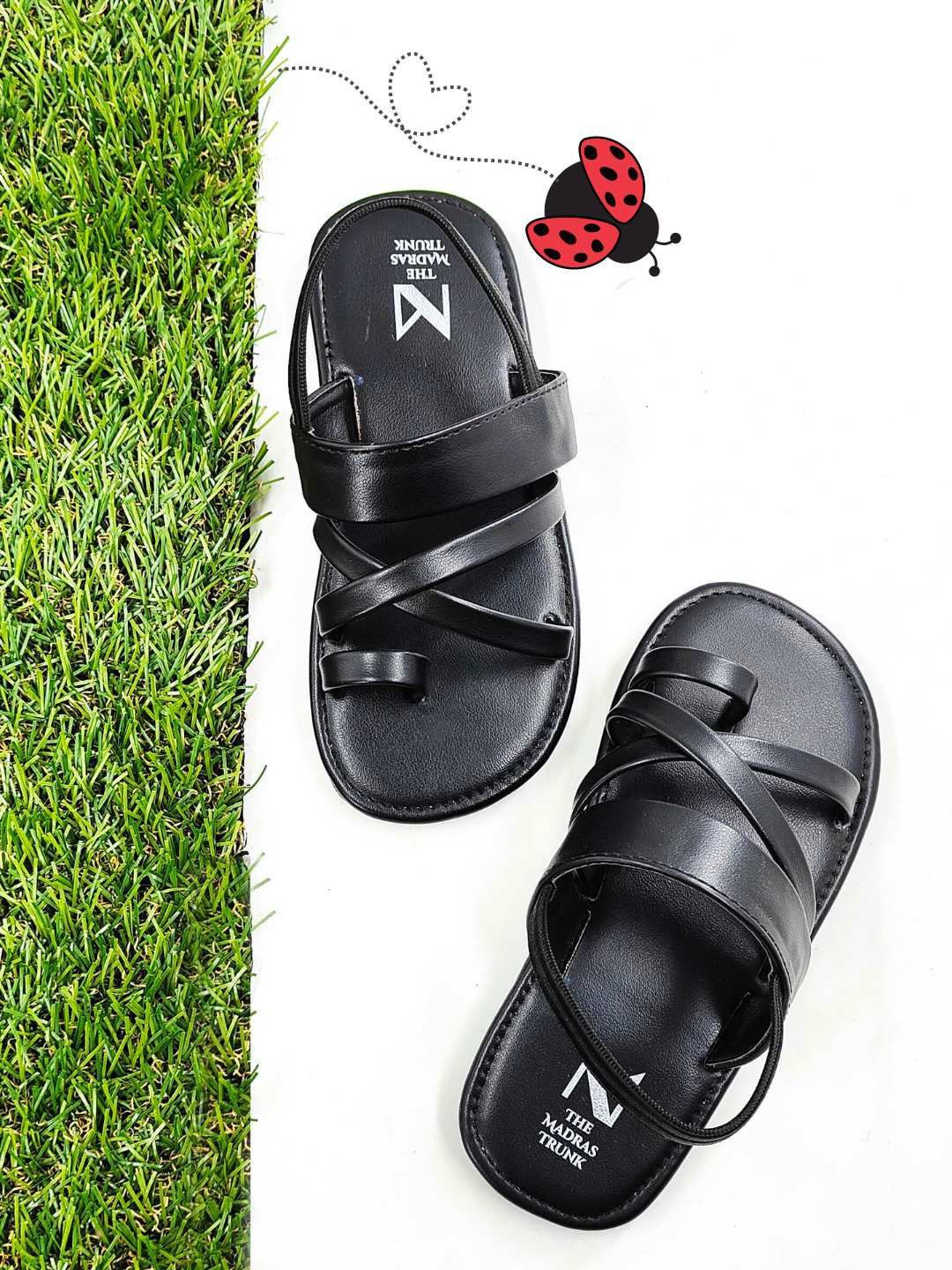 

THE MADRAS TRUNK Unisex Kids Comfort Sandals, Black