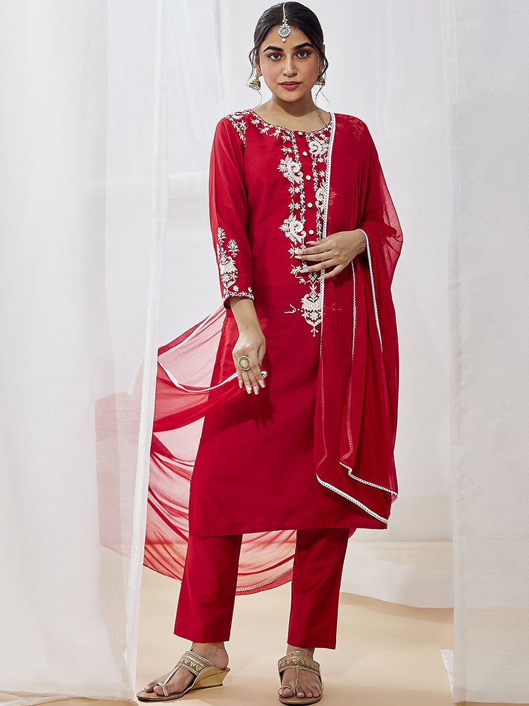

VASTRAMAY Floral Yoke Design Regular Thread Work Kurta With Trousers & Dupatta, Red