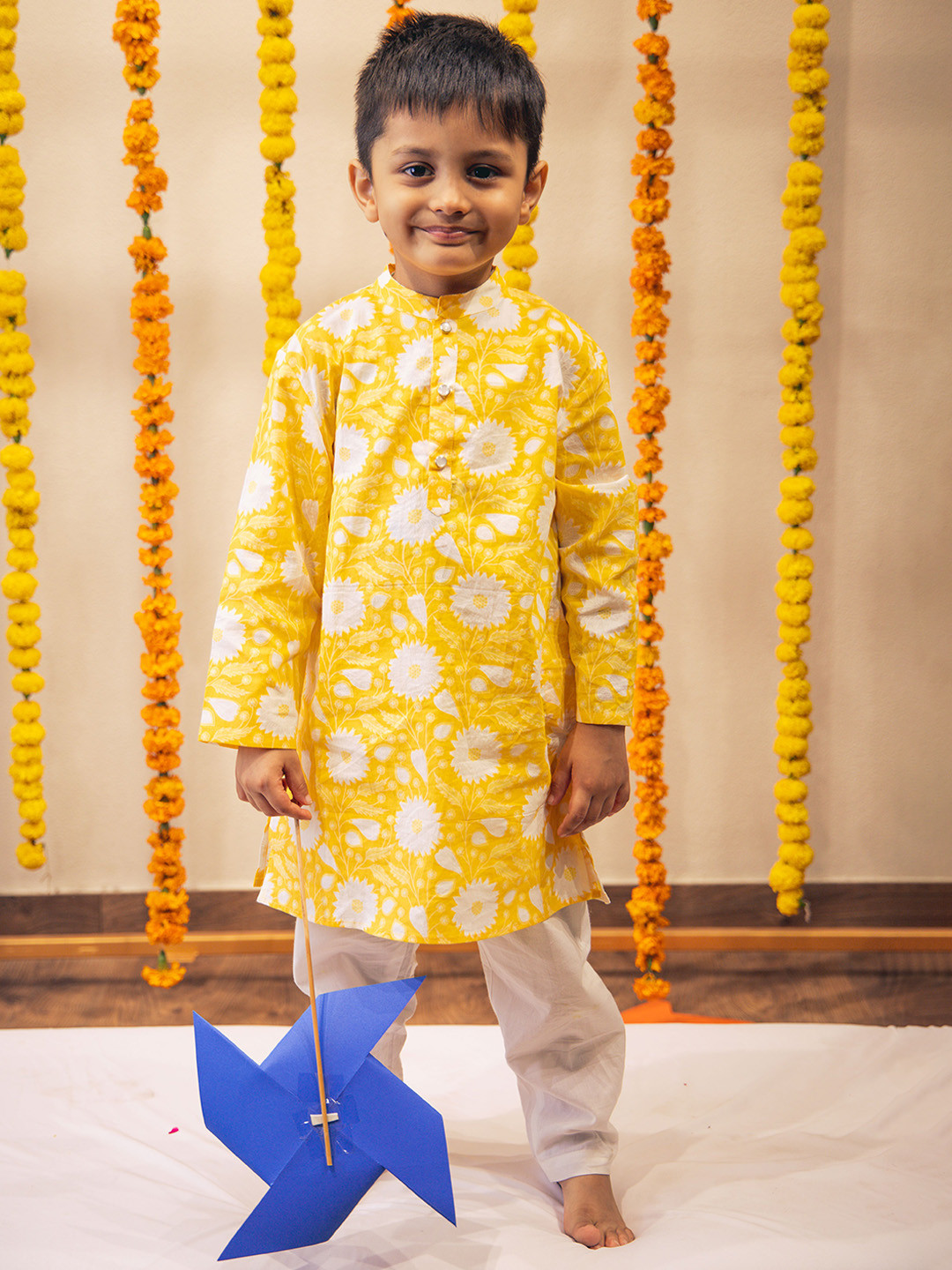 

Hoshi by A&T Boys Floral Printed Pure Cotton Kurta With Pyjamas, Yellow