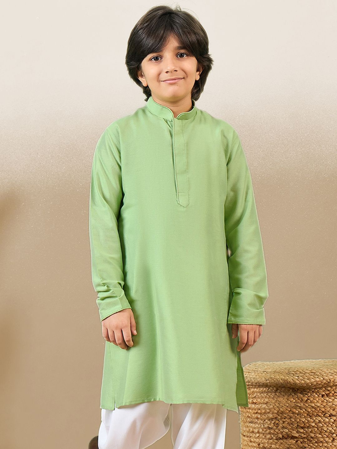 

YK Boys Solid Mandarin Collar Long Sleeves Kurta, Green