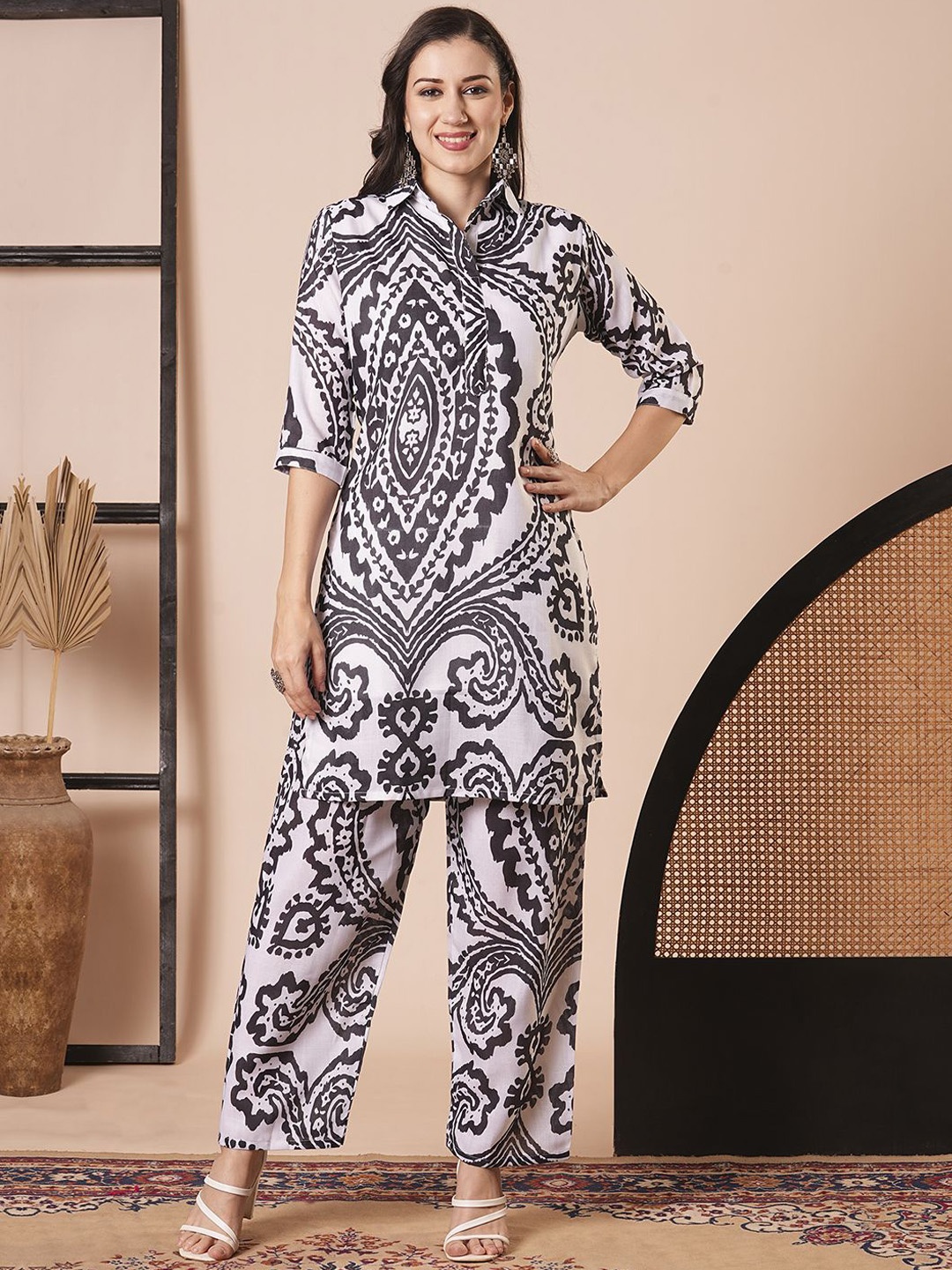 

KAYOMMI Women Ethnic Motifs Printed Regular Linen Kurta with Pyjamas, White