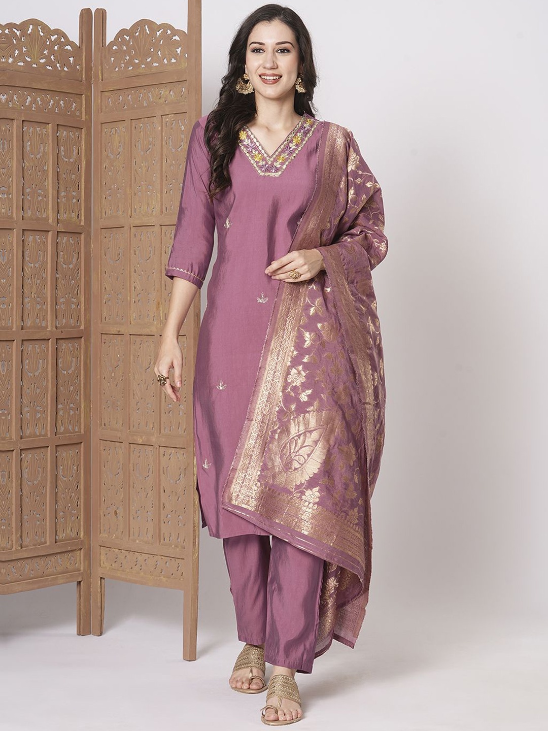 

KAYOMMI Women Floral Embroidered Kurta with Trousers & Dupatta, Pink