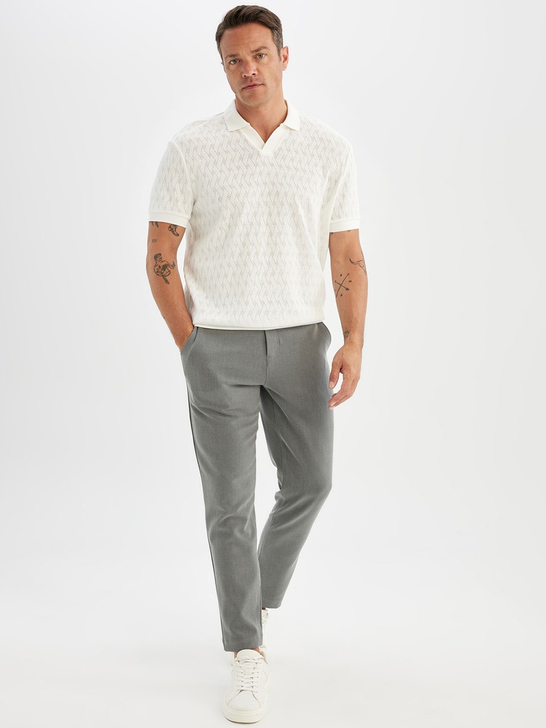 

DeFacto Men Solid Mid-Rise Regular Trousers, Grey