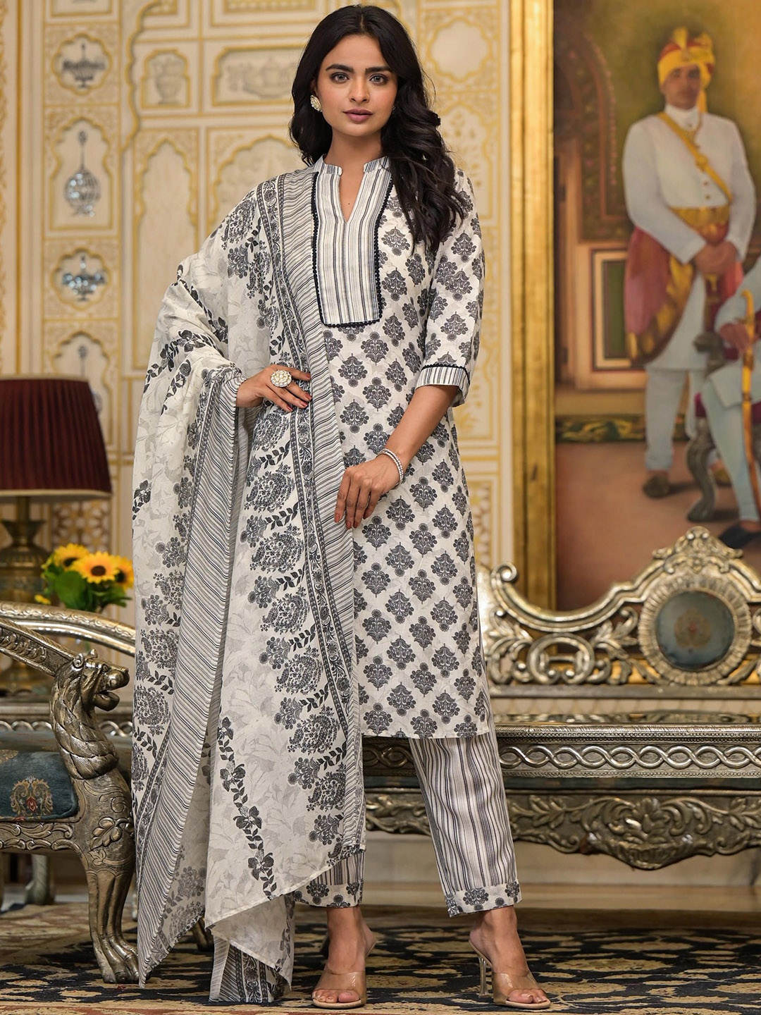 

Juniper Ethnic Motifs Printed Regular Straight Kurta with Trousers & Dupatta, White