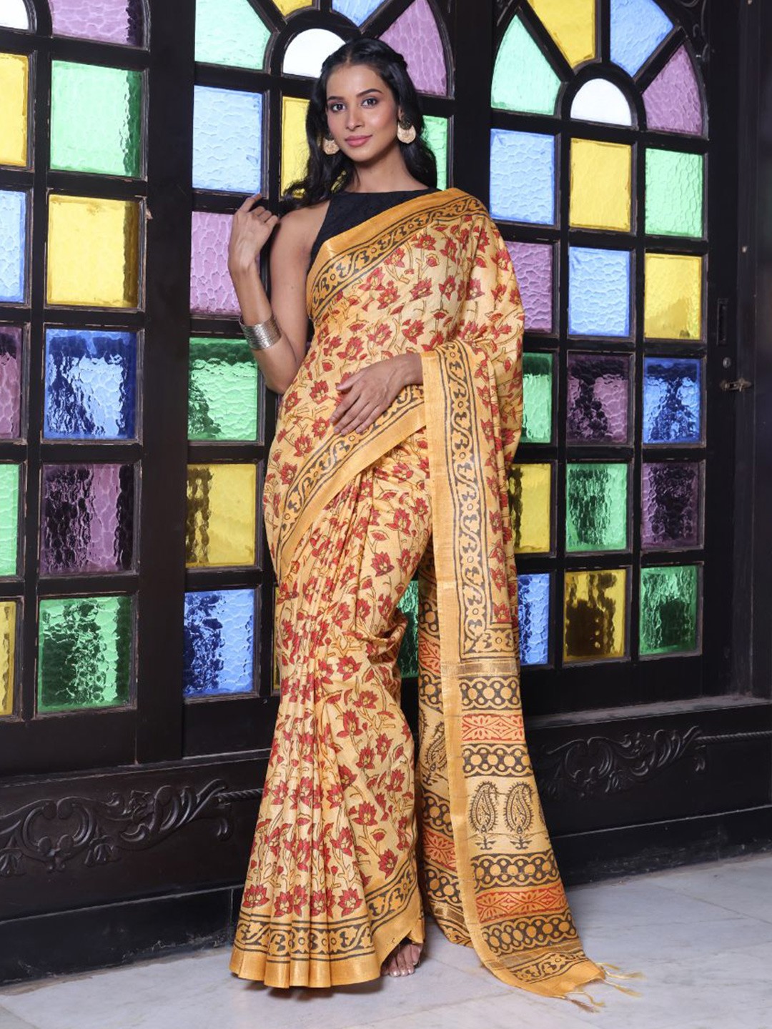 

Charukriti Floral Silk Blend Saree and Blouse Piece, Yellow