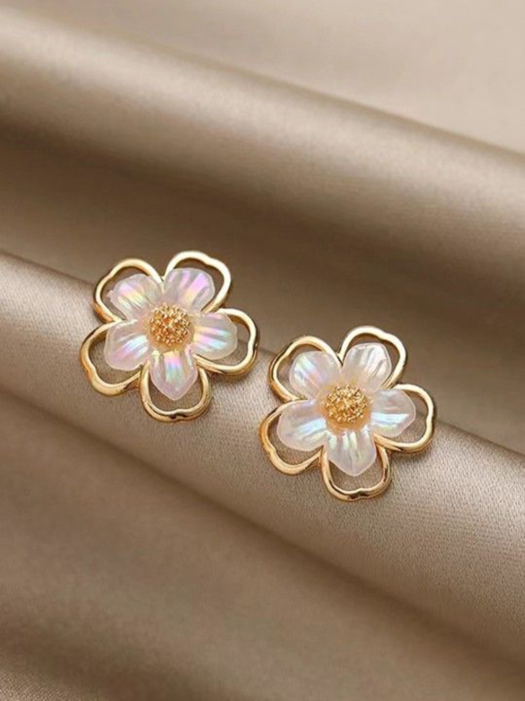 

DressBerry White Gold Plated Stainless Steel Floral Studs