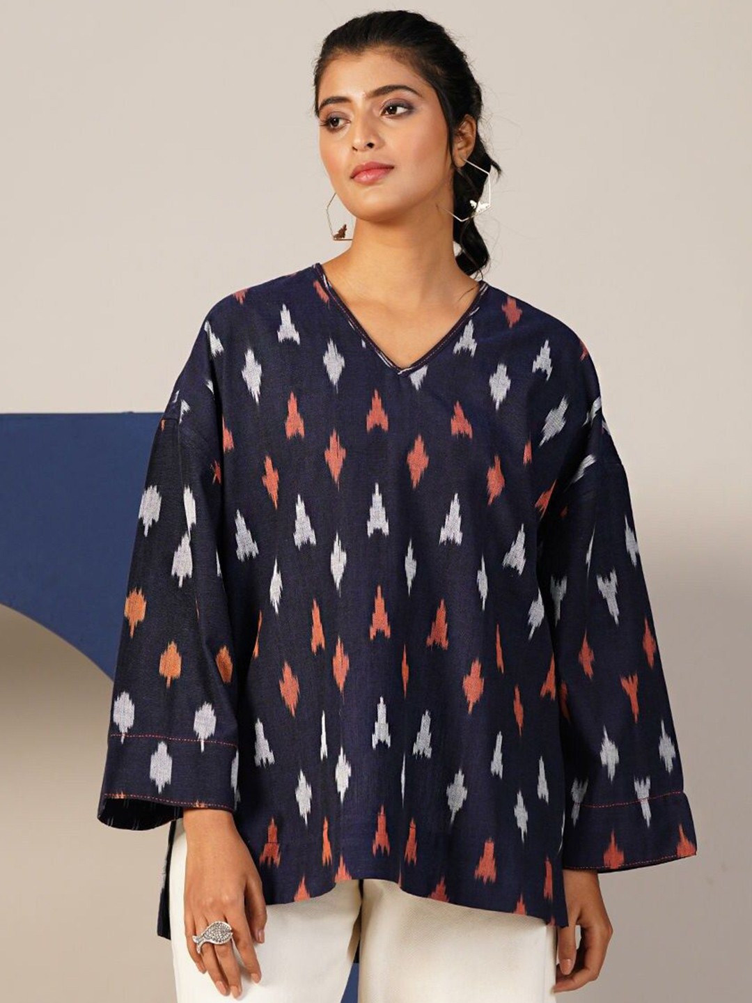 

JAYPORE Women Abstract Printed V-Neck Cotton Top, Navy blue