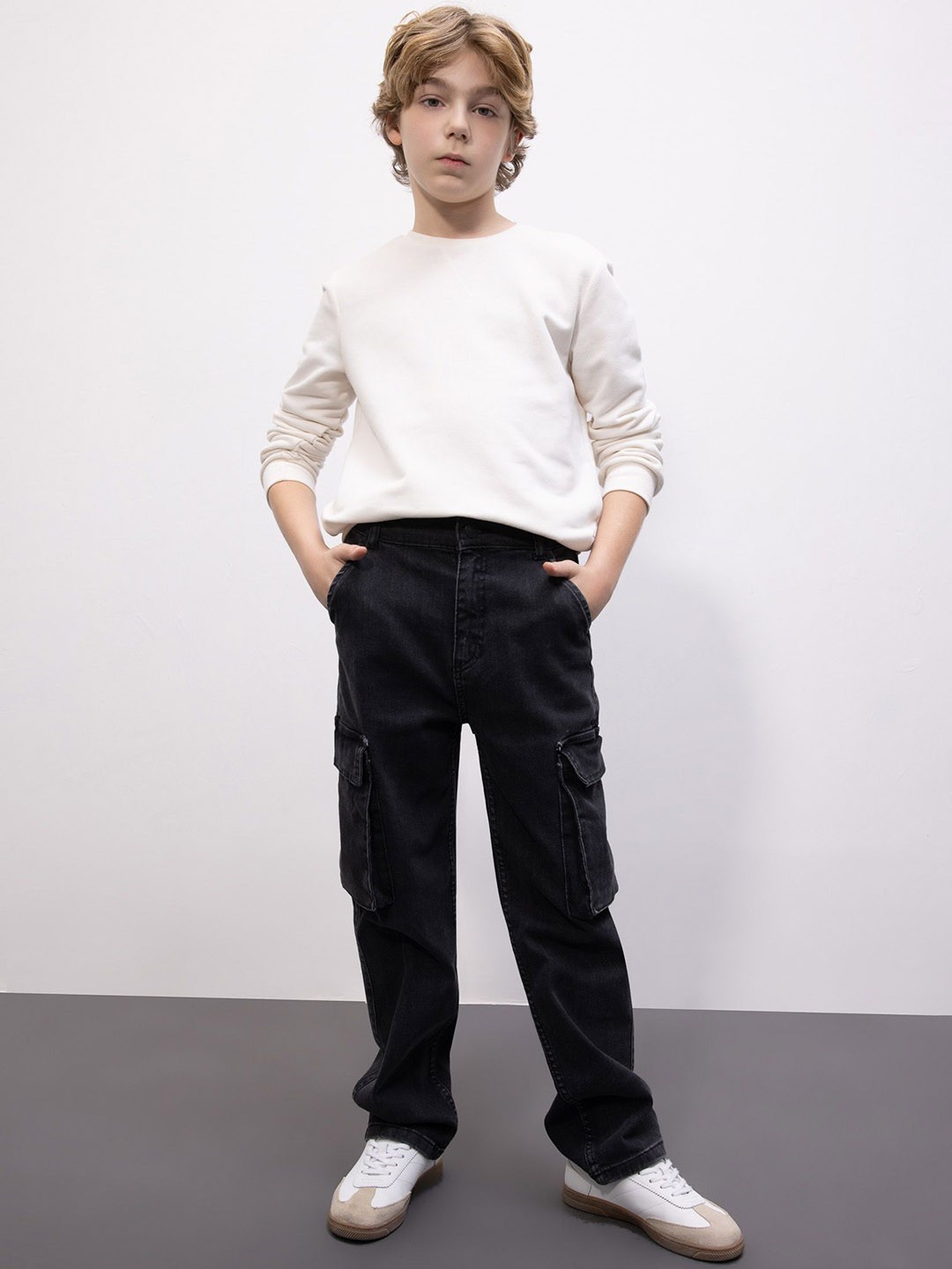 

DeFacto Boys Solid Regular Fit Mid-Rise Cargos Trousers, Black
