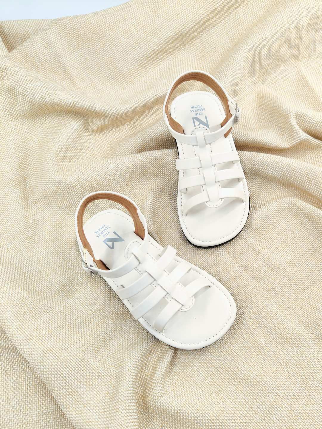 

THE MADRAS TRUNK Kids-Unisex Comfort Sandals, White