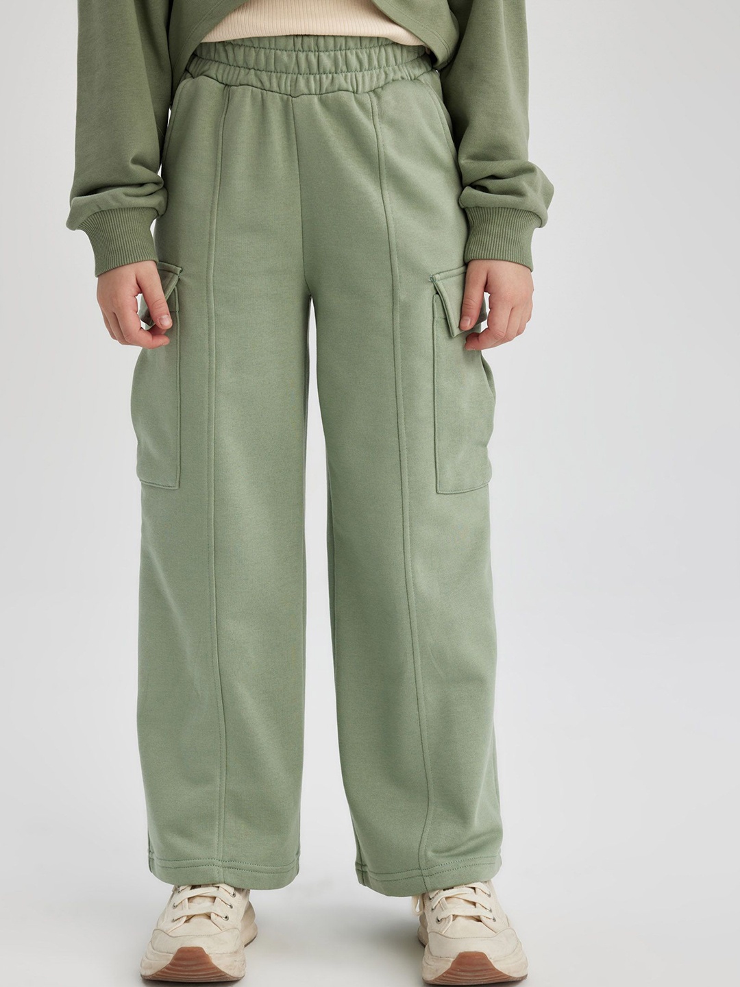 

DeFacto Girls Regular Fit Solid Trousers, Olive
