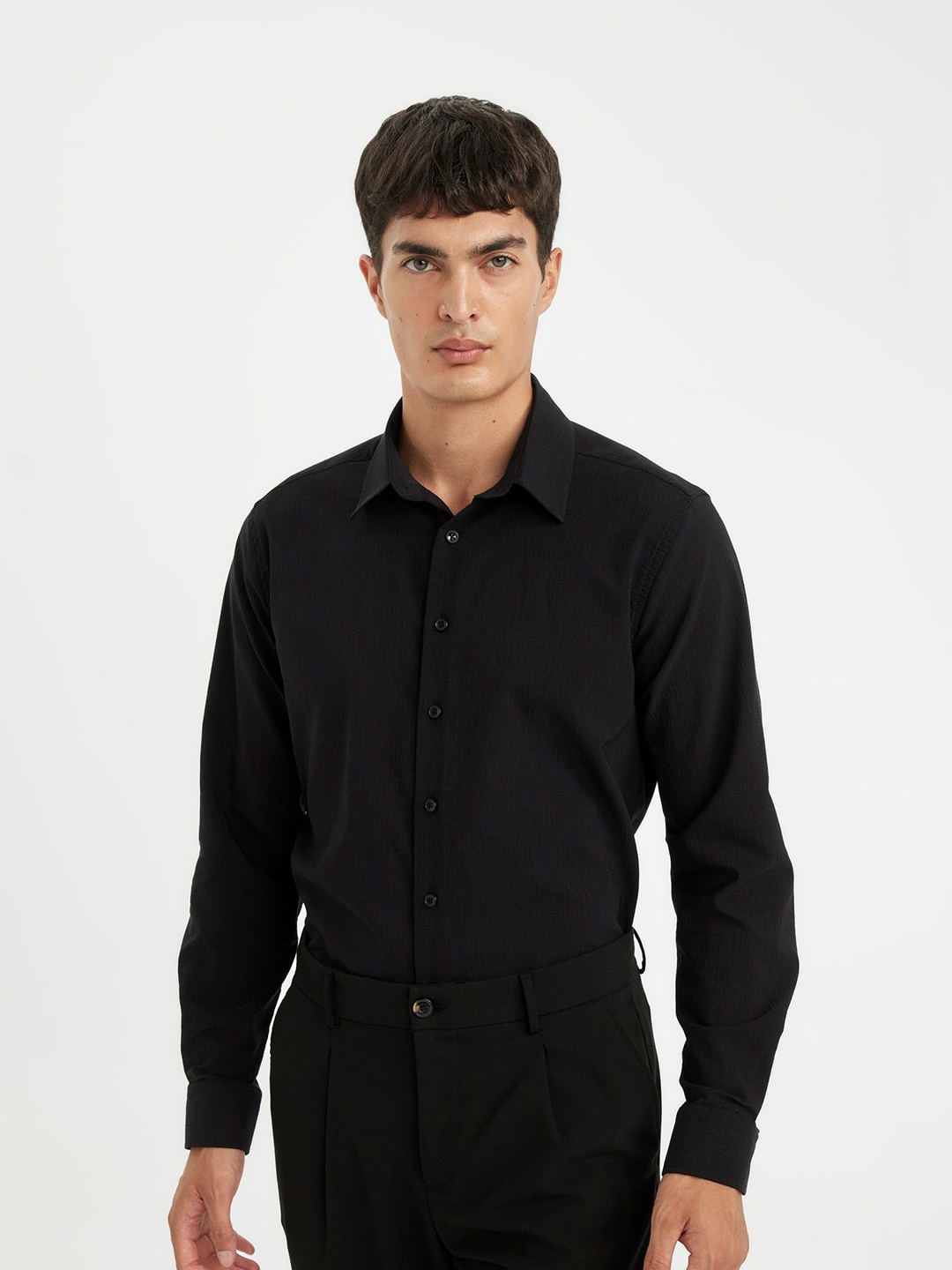 

DeFacto Men Spread Collar Solid Casual Shirt, Black