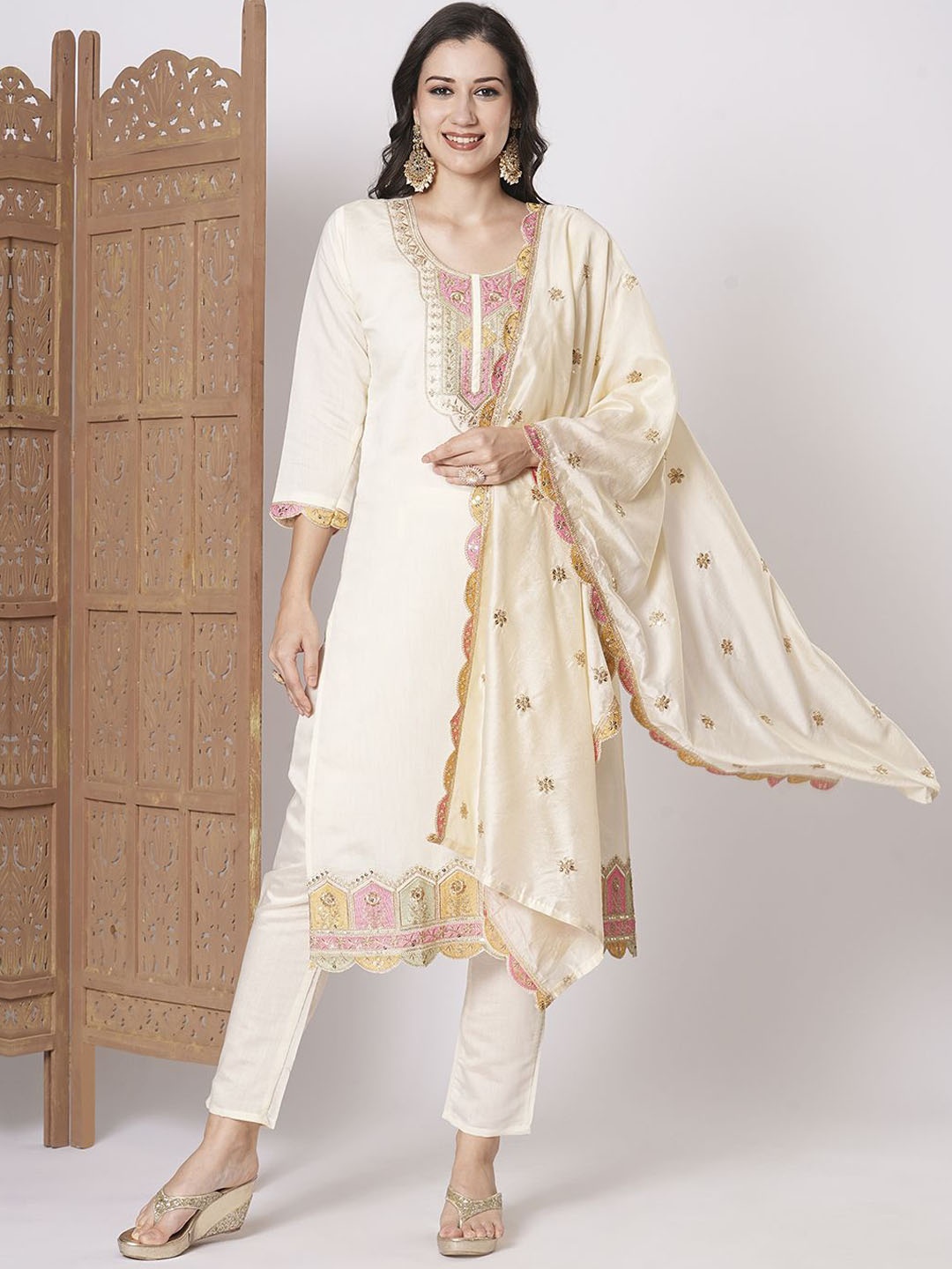 

KAYOMMI Women Ethnic Motifs Embroidered Kurti with Trousers & Dupatta, White