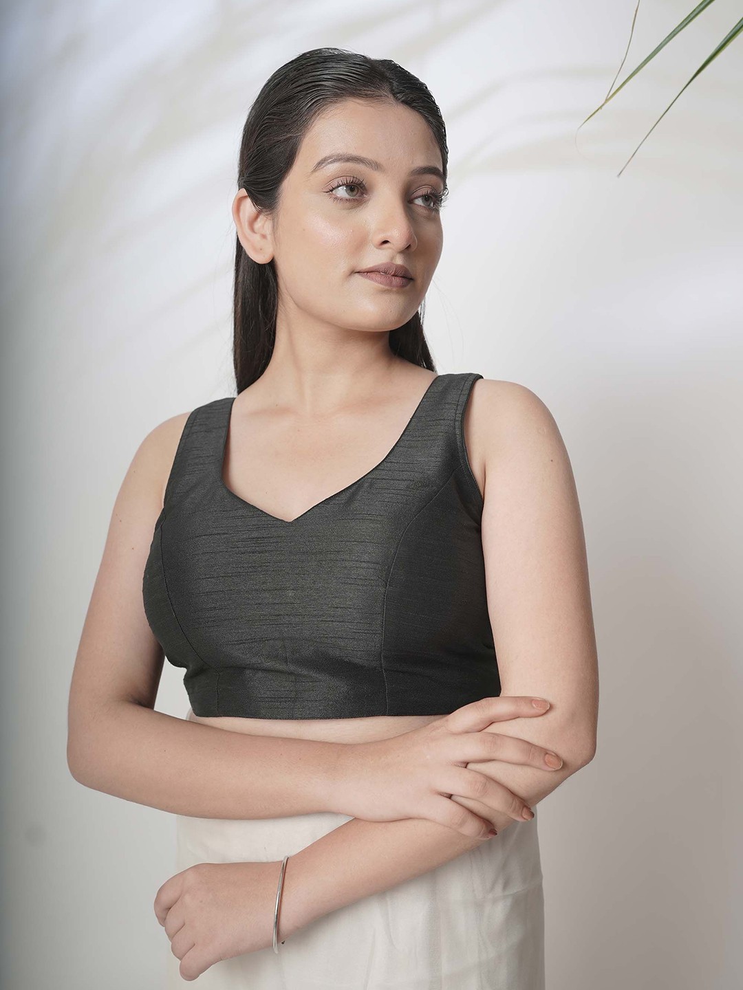 

HUTS AND LOOMS V-Neck Saree Blouse, Black