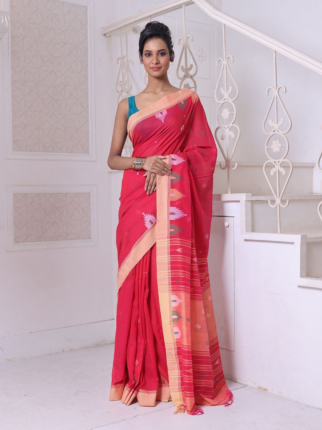 

Charukriti Ethnic Motifs Saree, Red