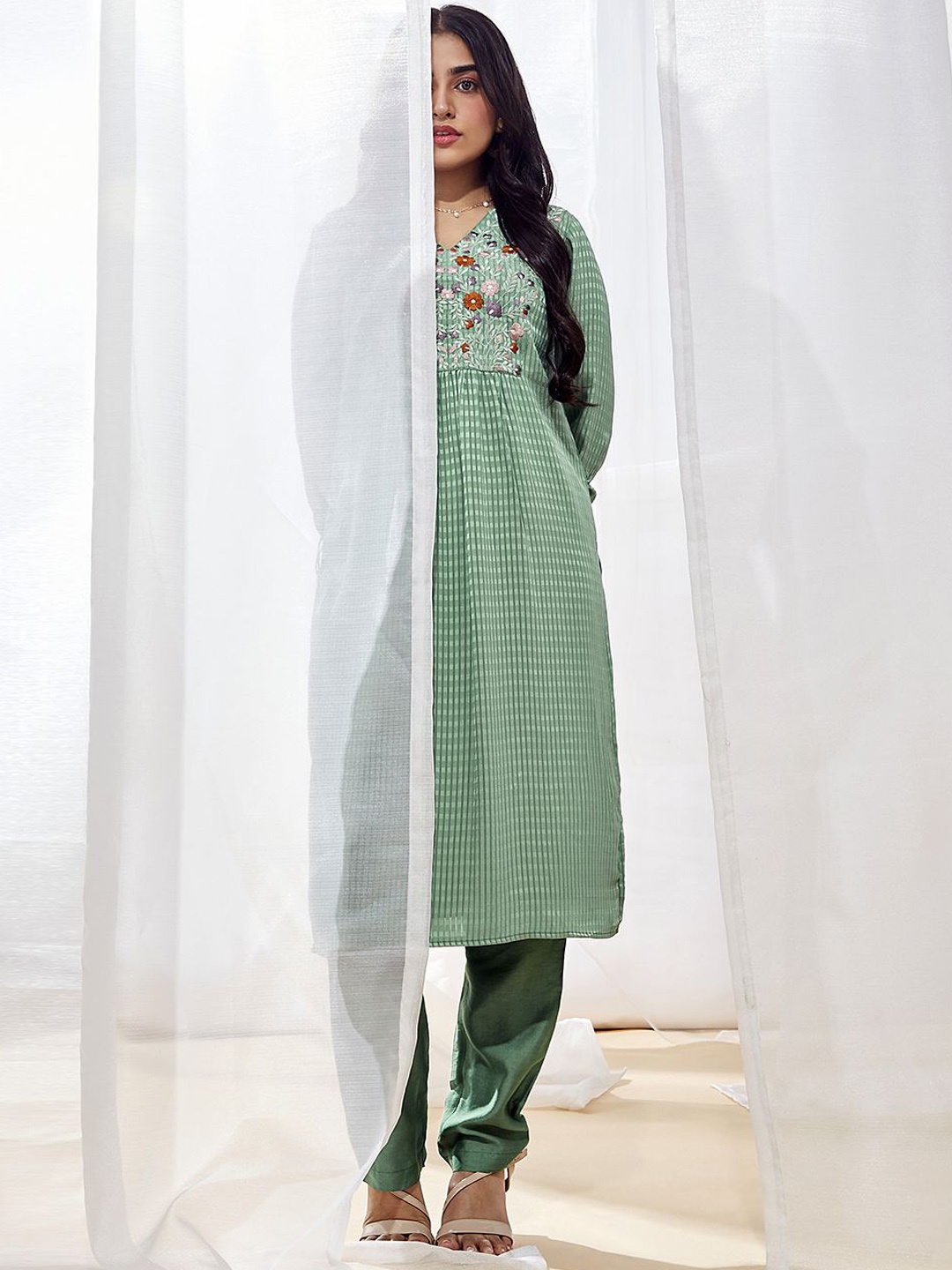 

VASTRAMAY Floral Yoke Design Regular Thread Work Kurta With Trousers, Green