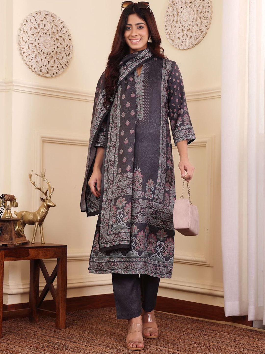 

Varanga Grey Floral Printed Mandarin Collar Straight Kurta With Trousers & Dupatta