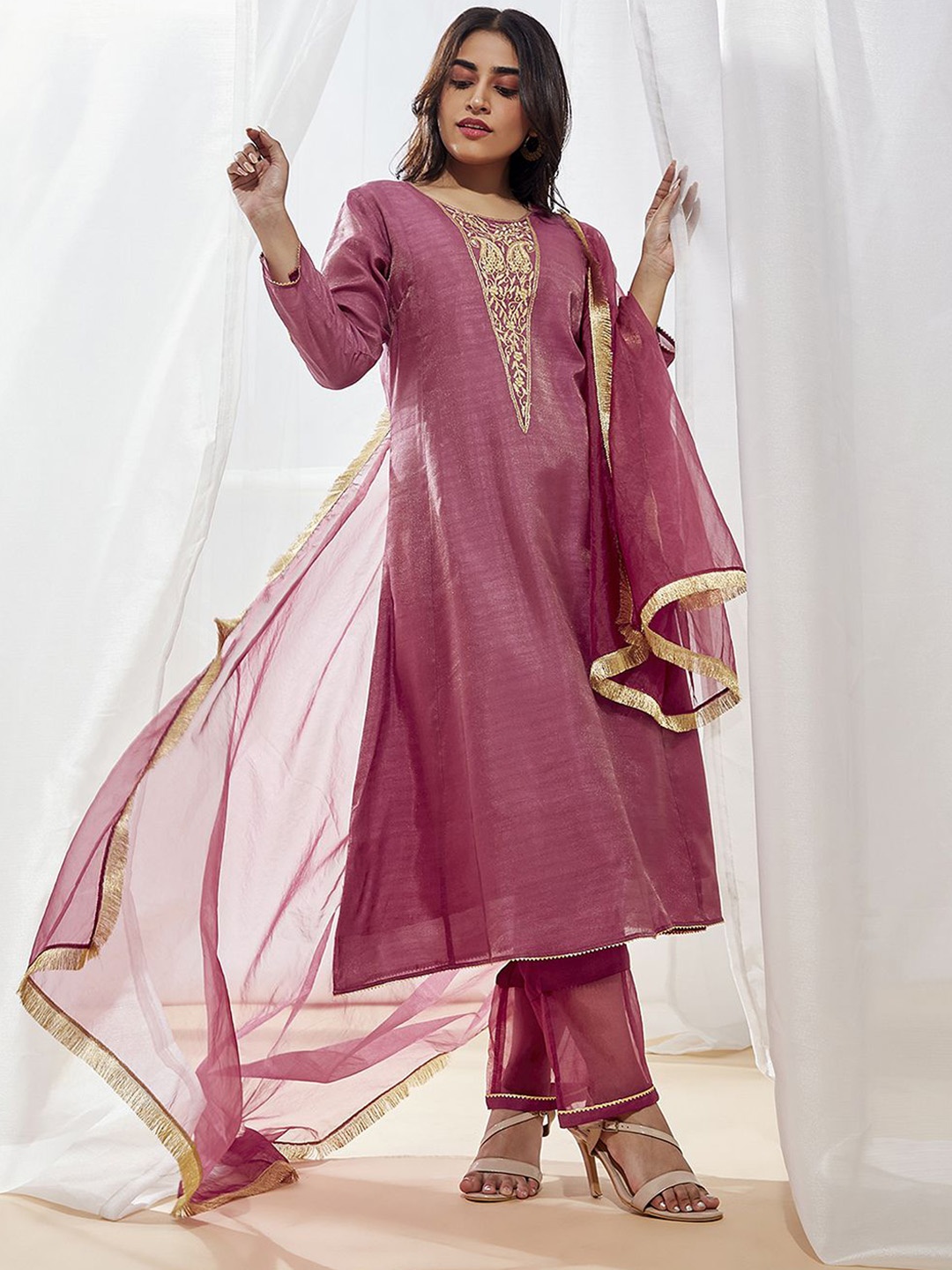 

VASTRAMAY Floral Yoke Design Panelled Gotta Patti Kurta With Pyjamas & Dupatta, Pink