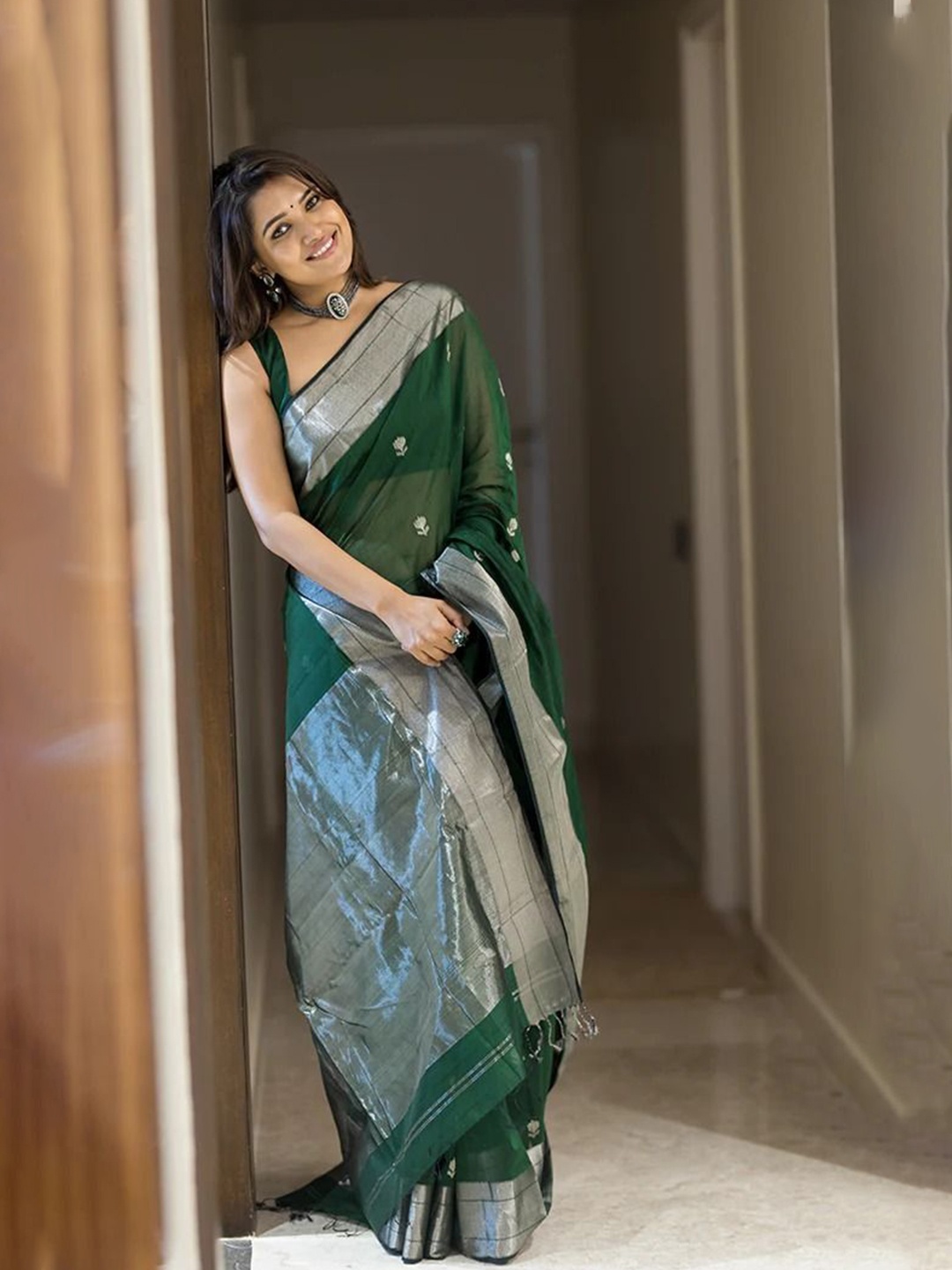 

QENY Woven Design Zari Banarasi Saree With 14804053, Green