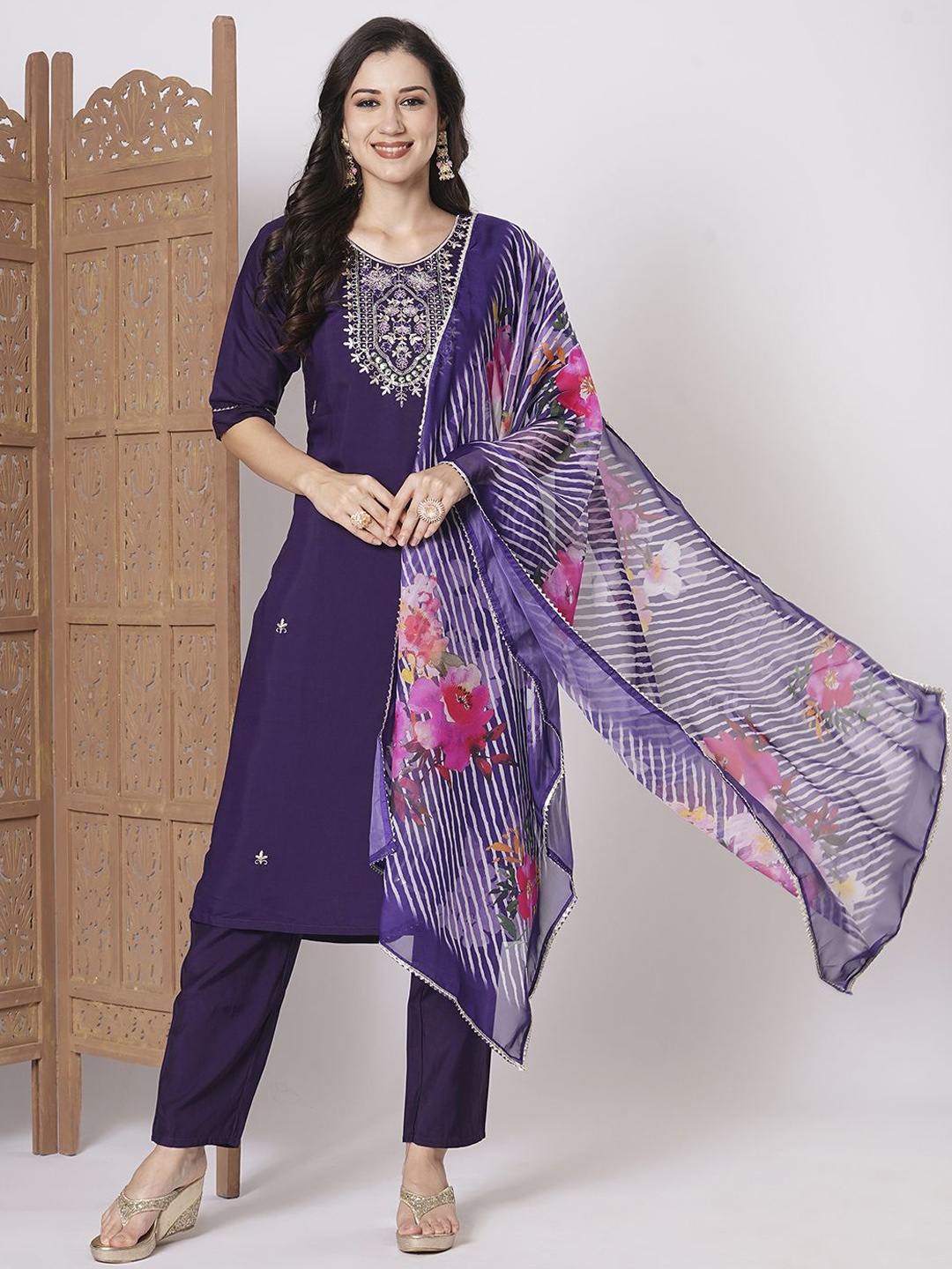 

KAYOMMI Ethnic Motifs Printed Straight Kurta with Pyjamas & With Dupatta, Purple