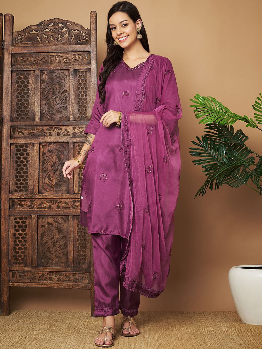 

HETVI CREATION Ethnic Motifs Embroidered Thread Work Kurta with Trousers & With Dupatta, Purple