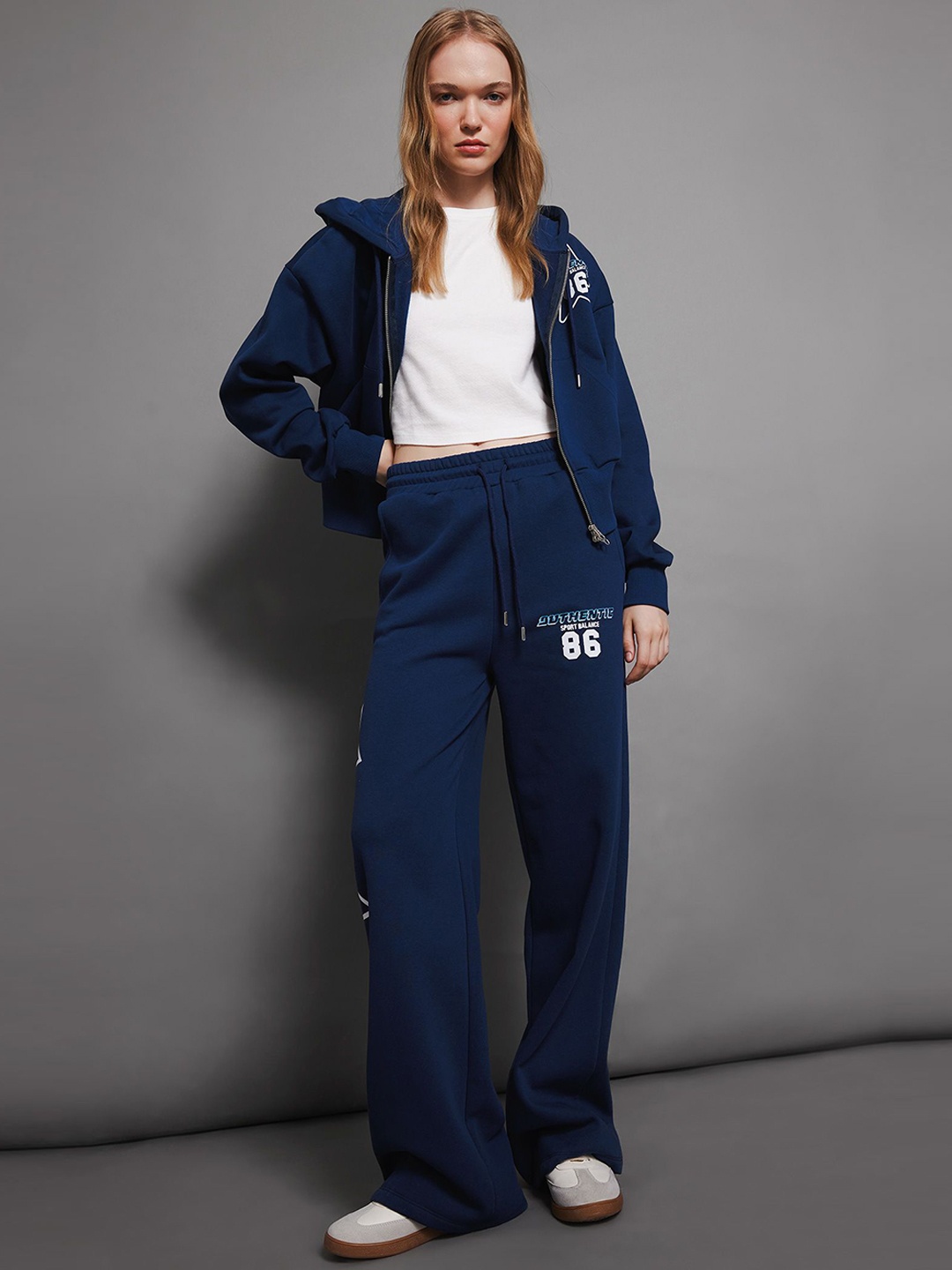 

DeFacto Women Mid-Rise Regular Fit Trousers, Navy blue