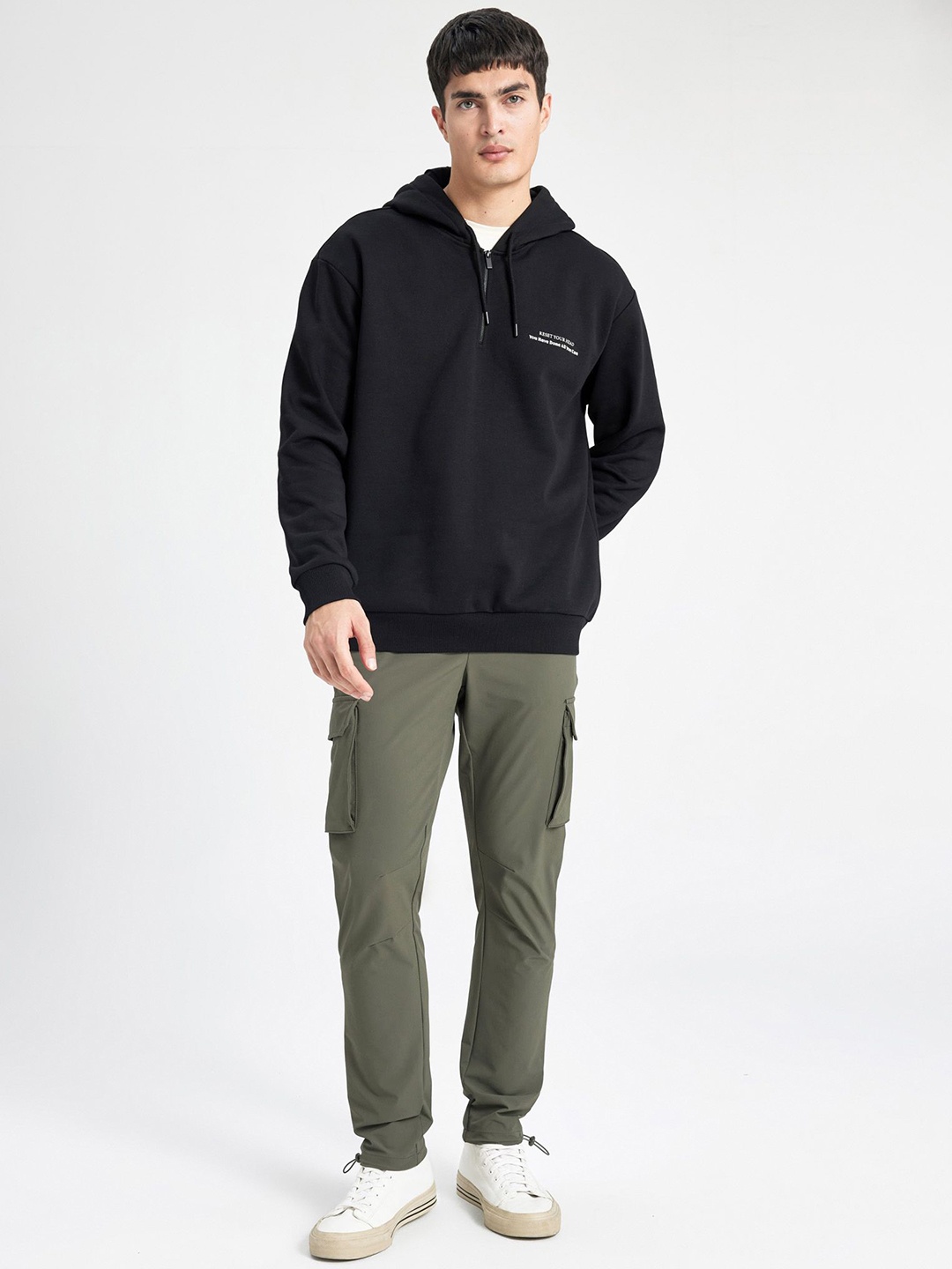 

DeFacto Men Solid Regular Fit Cargos Trousers, Na