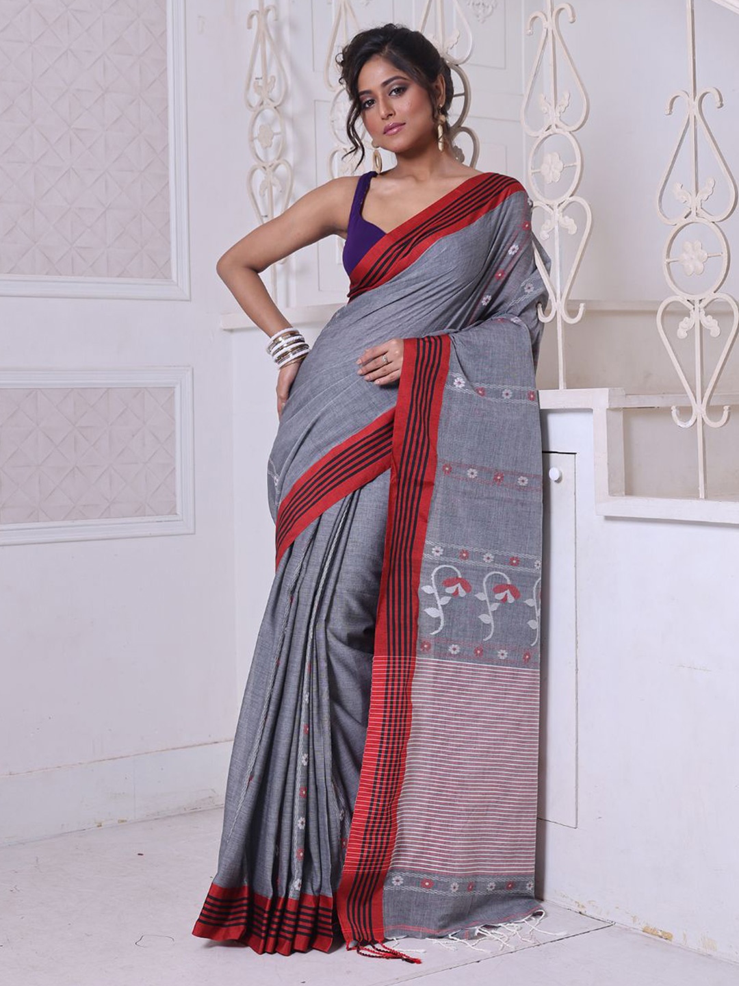 

Charukriti Floral Pure Cotton Saree and Blouse Piece, Grey