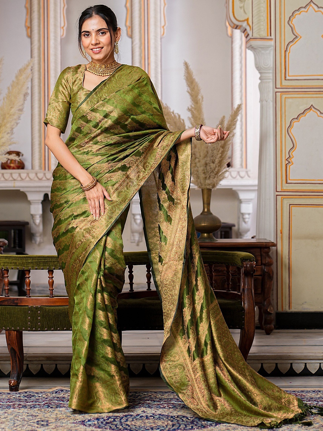 

AWRIYA Woven Design Zari Organza Banarasi Saree, Green