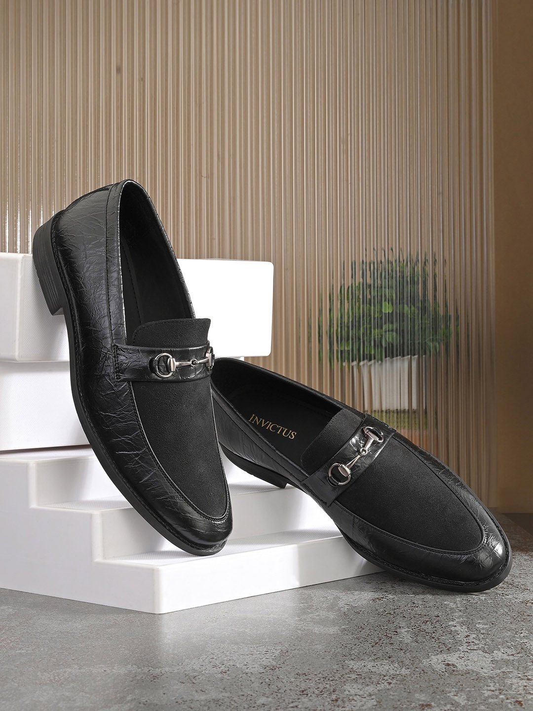 

INVICTUS Men Textured Formal Loafers, Black