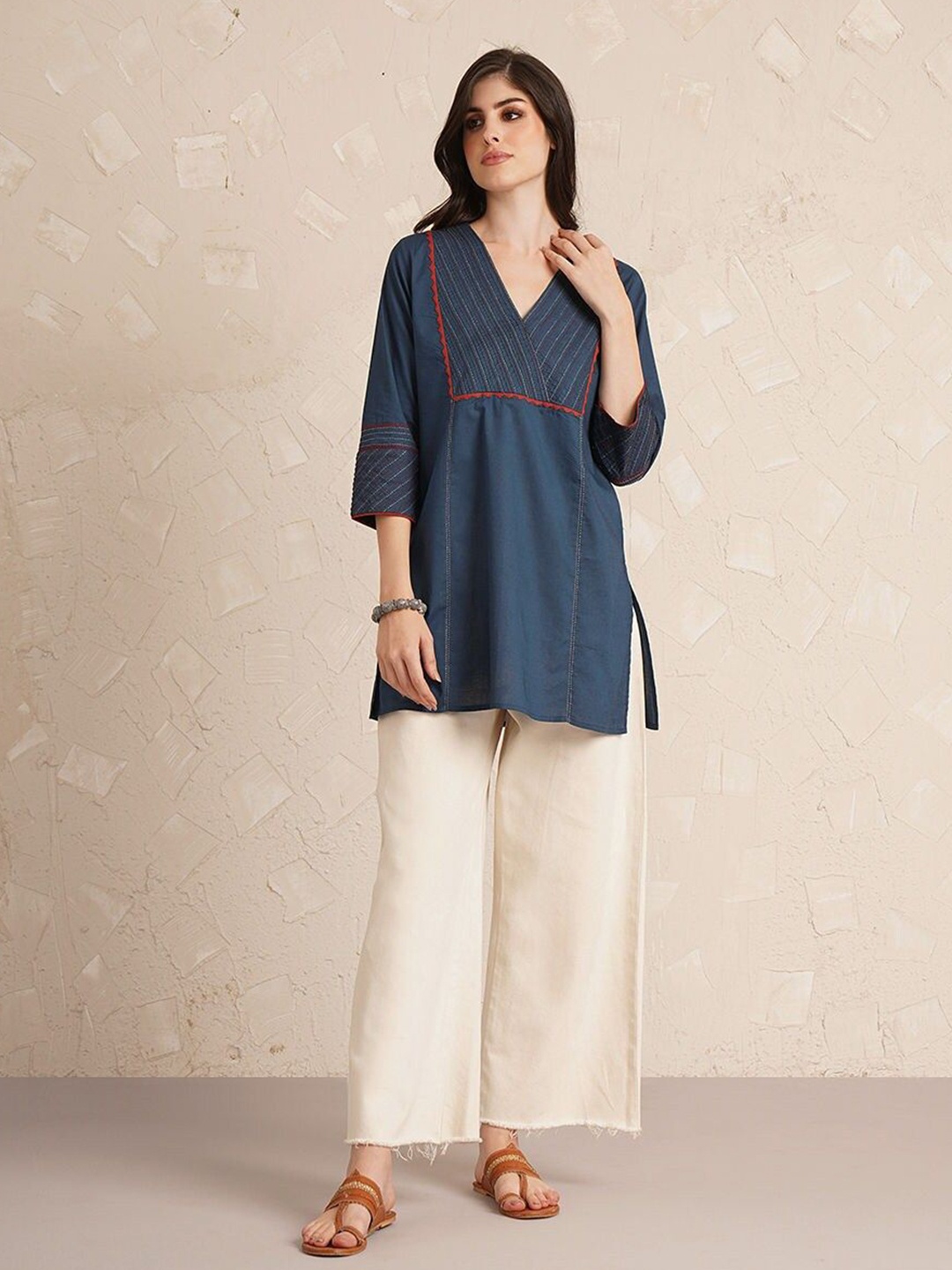 

JAYPORE Women V-Neck Self Design Tunic, Navy blue
