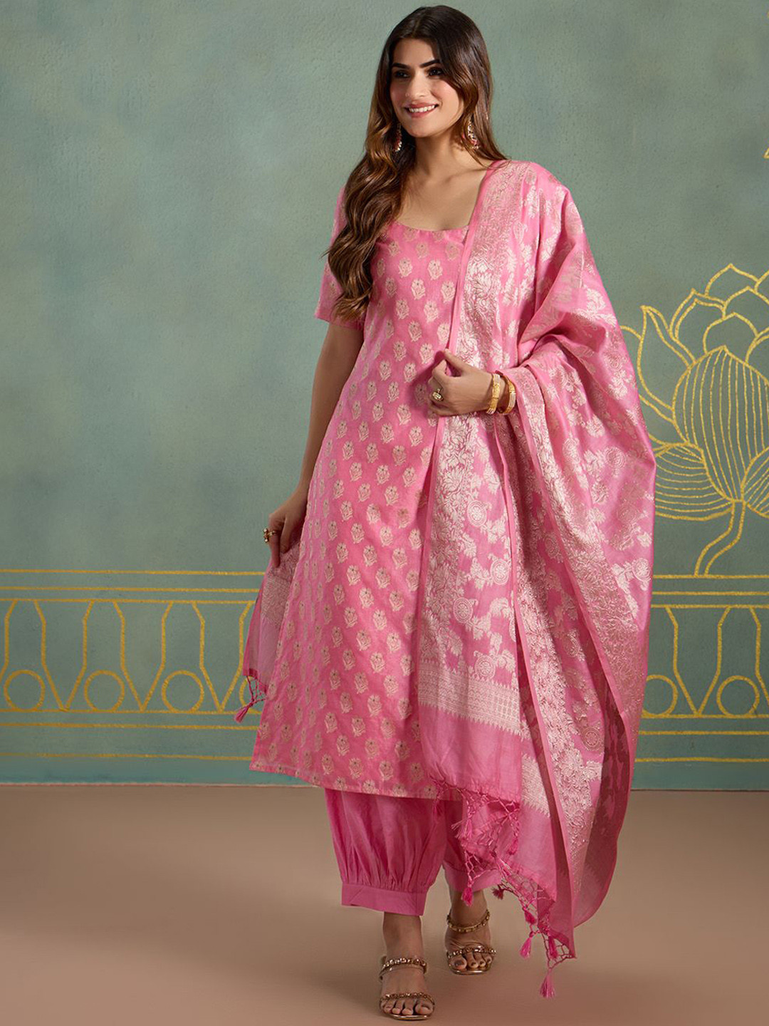 

Likha Brocade Printed Scoop Neck Straight Kurta with Harem Pants & Dupatta, Pink