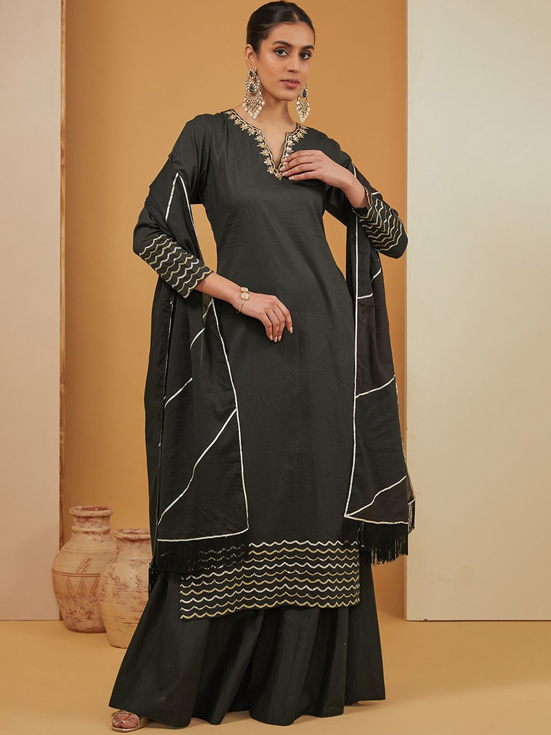 

neha khullar Women Geometric Flared Sleeves Mirror Work Handloom Kurta, Black