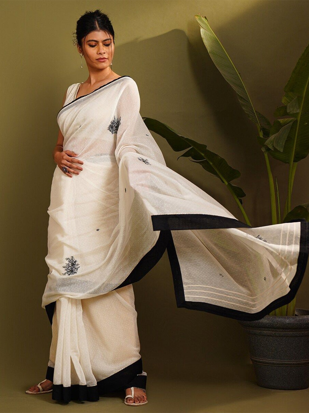 

JAYPORE Floral Embroidered Saree, White