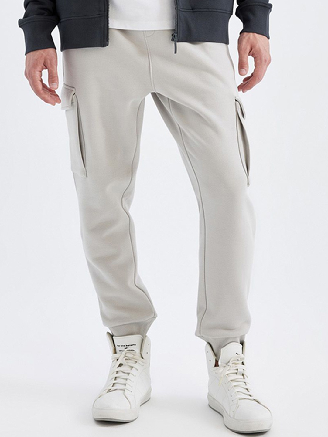 

DeFacto Men Mid-Rise Joggers Trousers, Na