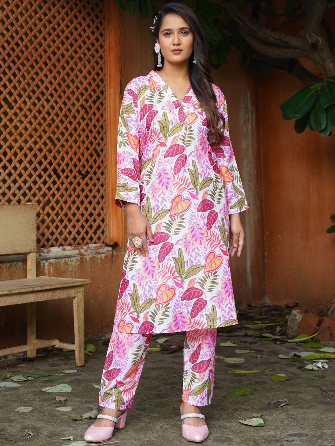 

BHUMIKA CREATION Floral Printed V-Neck A-Line Kurta with Trousers, White