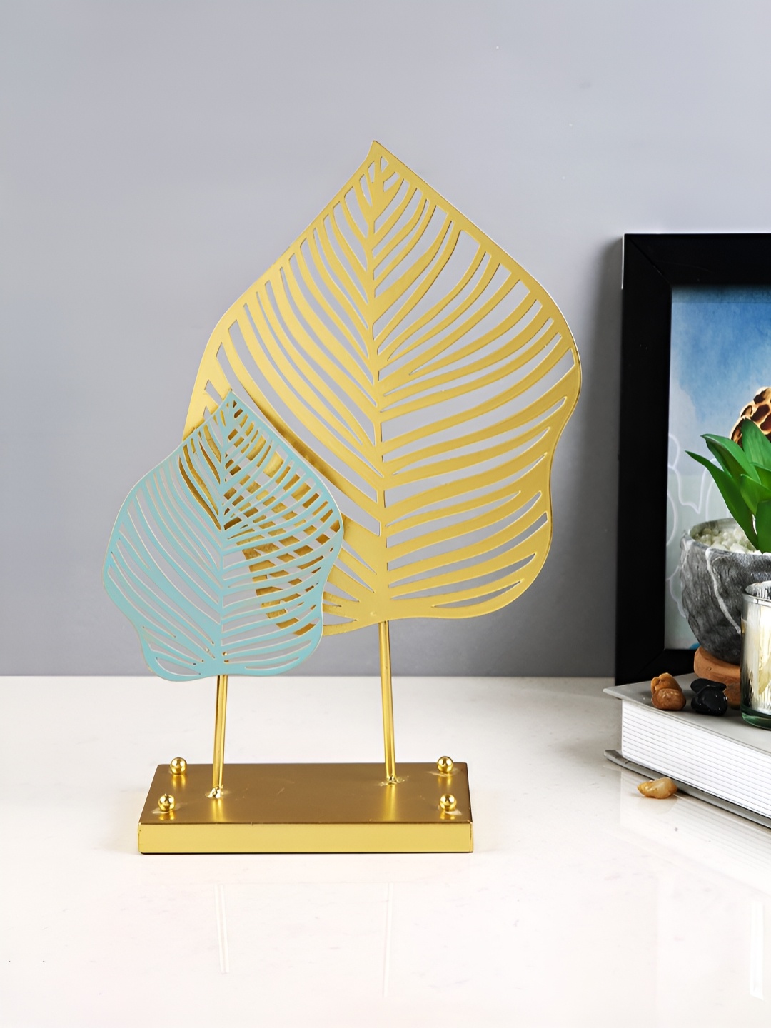 

TAYHAA Gold-Toned Vertical Metal Leaves Showpiece