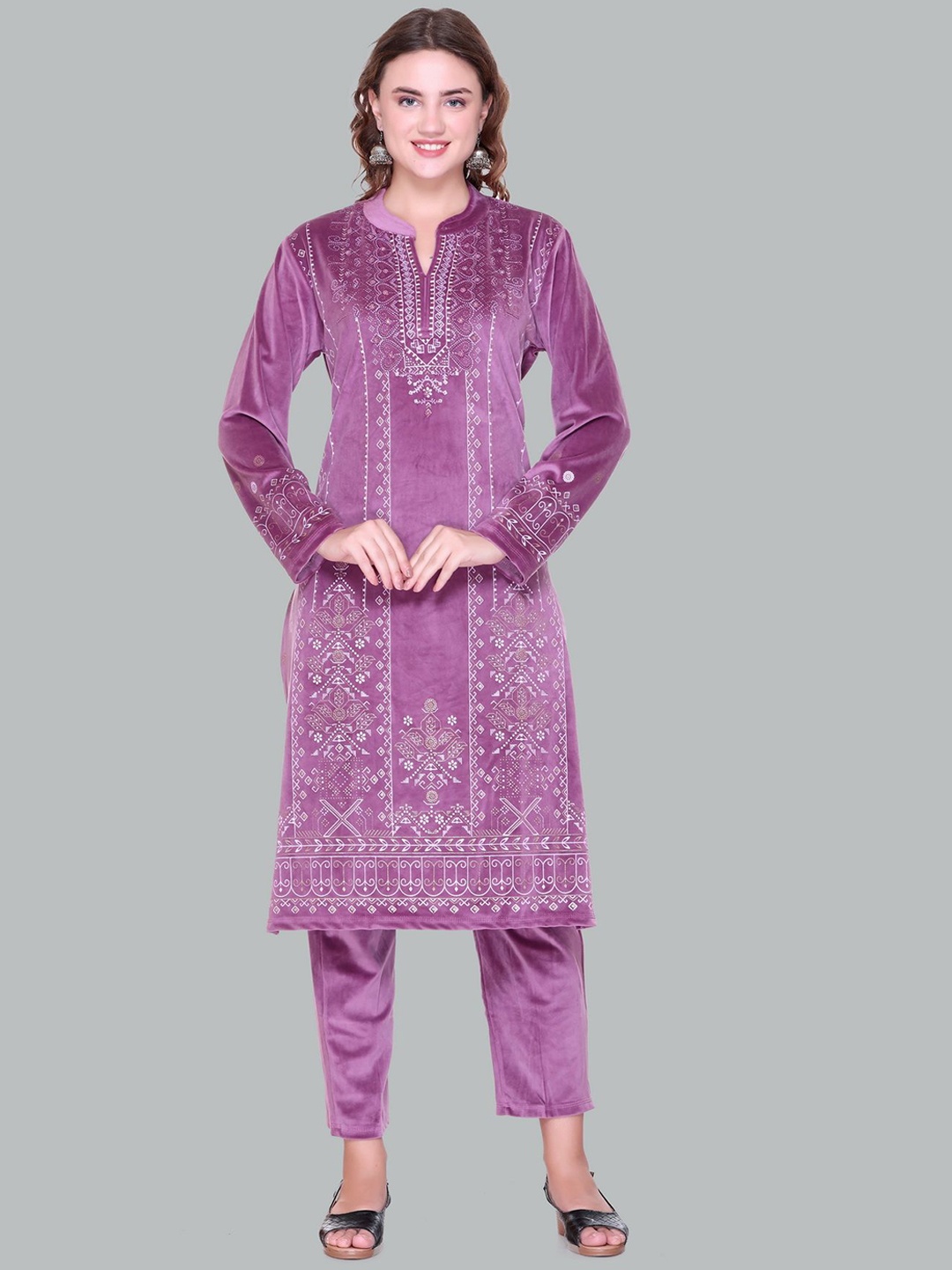 

Pampara Ethnic Motifs Embroidered Velvet Kurta with Trousers & Dupatta, Mauve