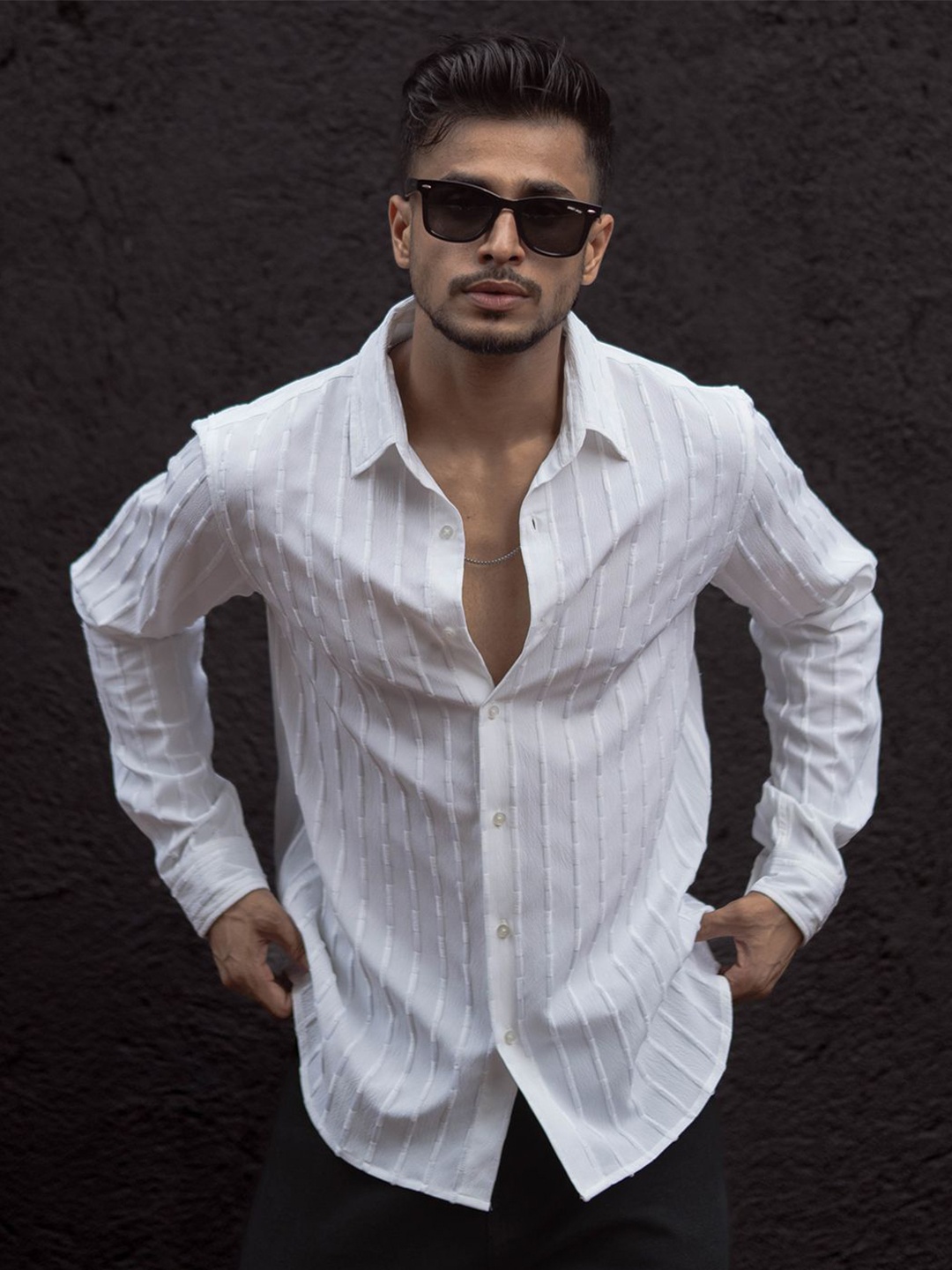 

Powerlook Men Spread Collar Vertical Striped Casual Shirt, White