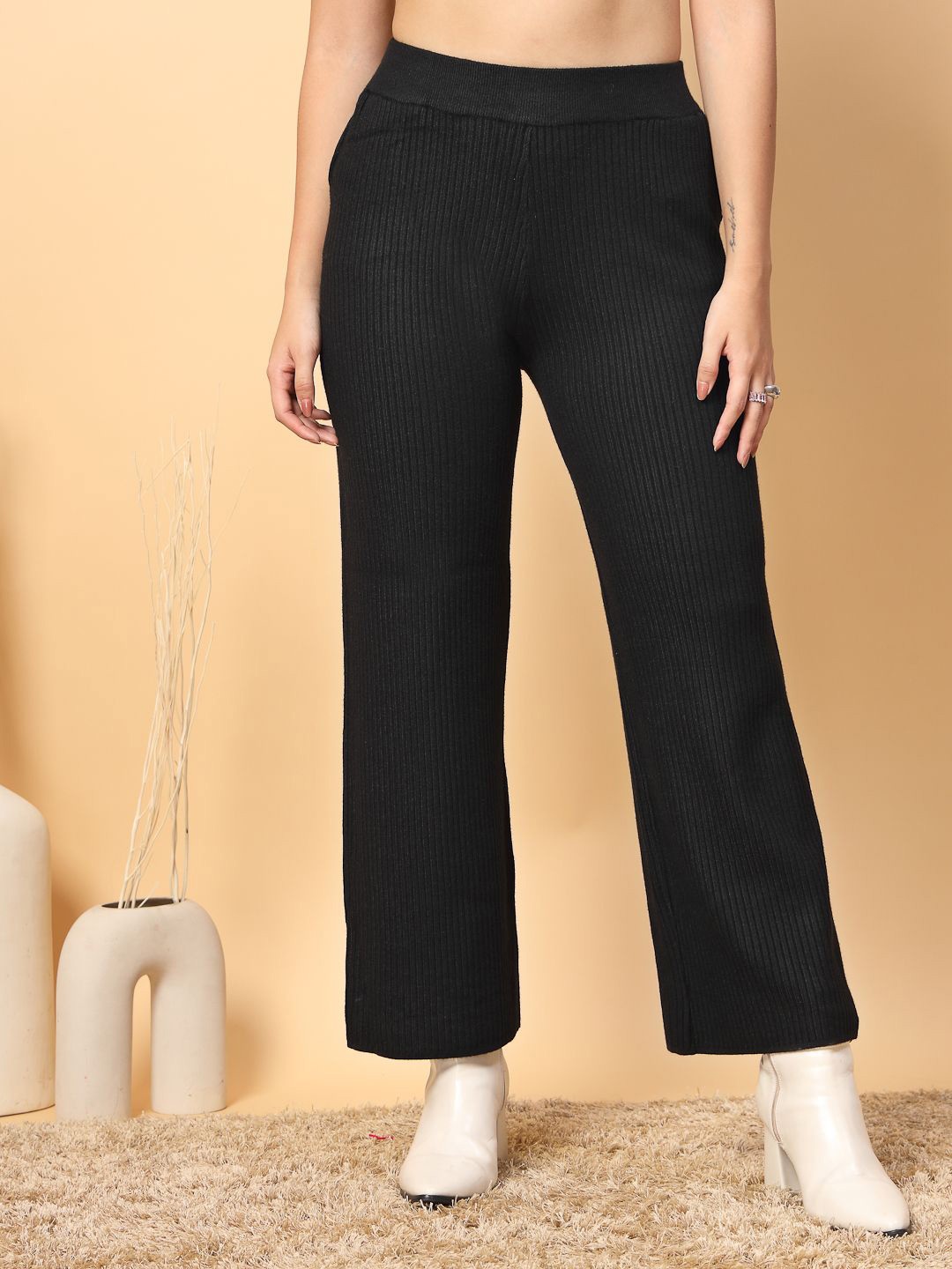 

Mafadeny Women Solid Straight Fit Mid-Rise Trousers, Black