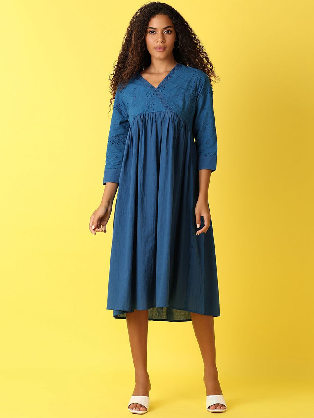 

UNLIMITED Women Thread Work Kurta, Blue