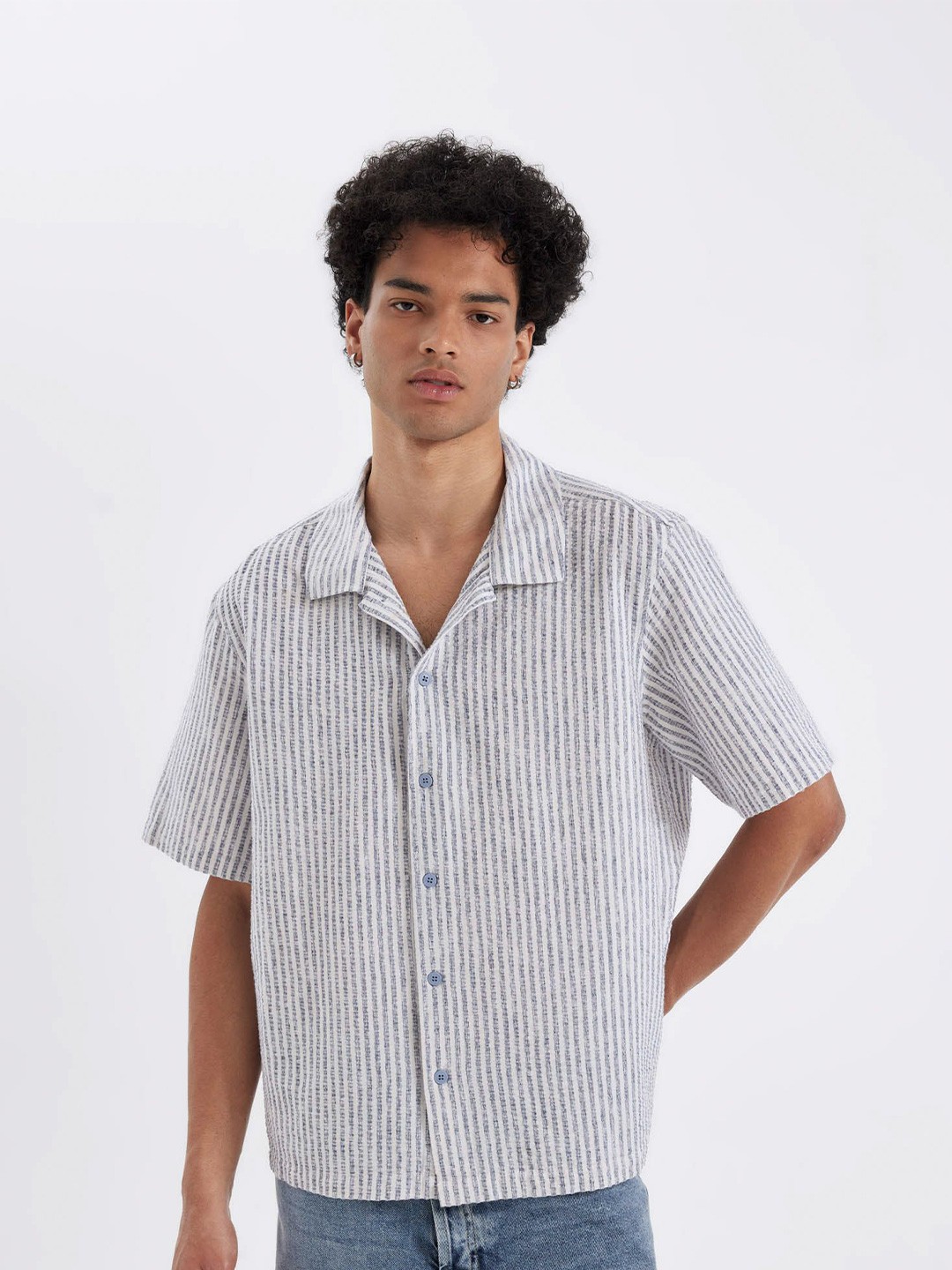 

DeFacto Men Spread Collar Vertical Striped Cotton Casual Shirt, White