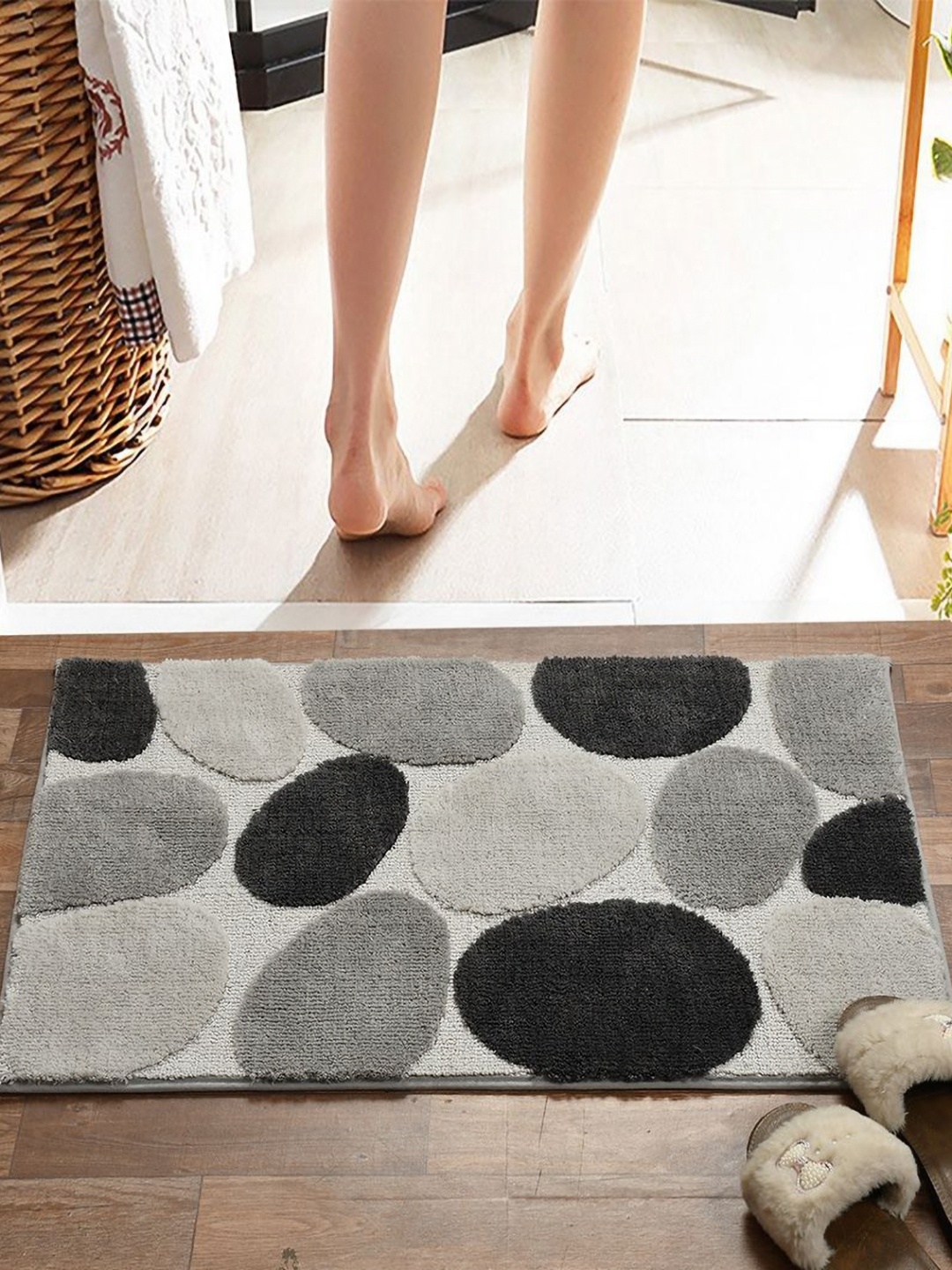 

Pano Grey & Black Abstract 2000 GSM Microfiber Tufted Bath Rugs