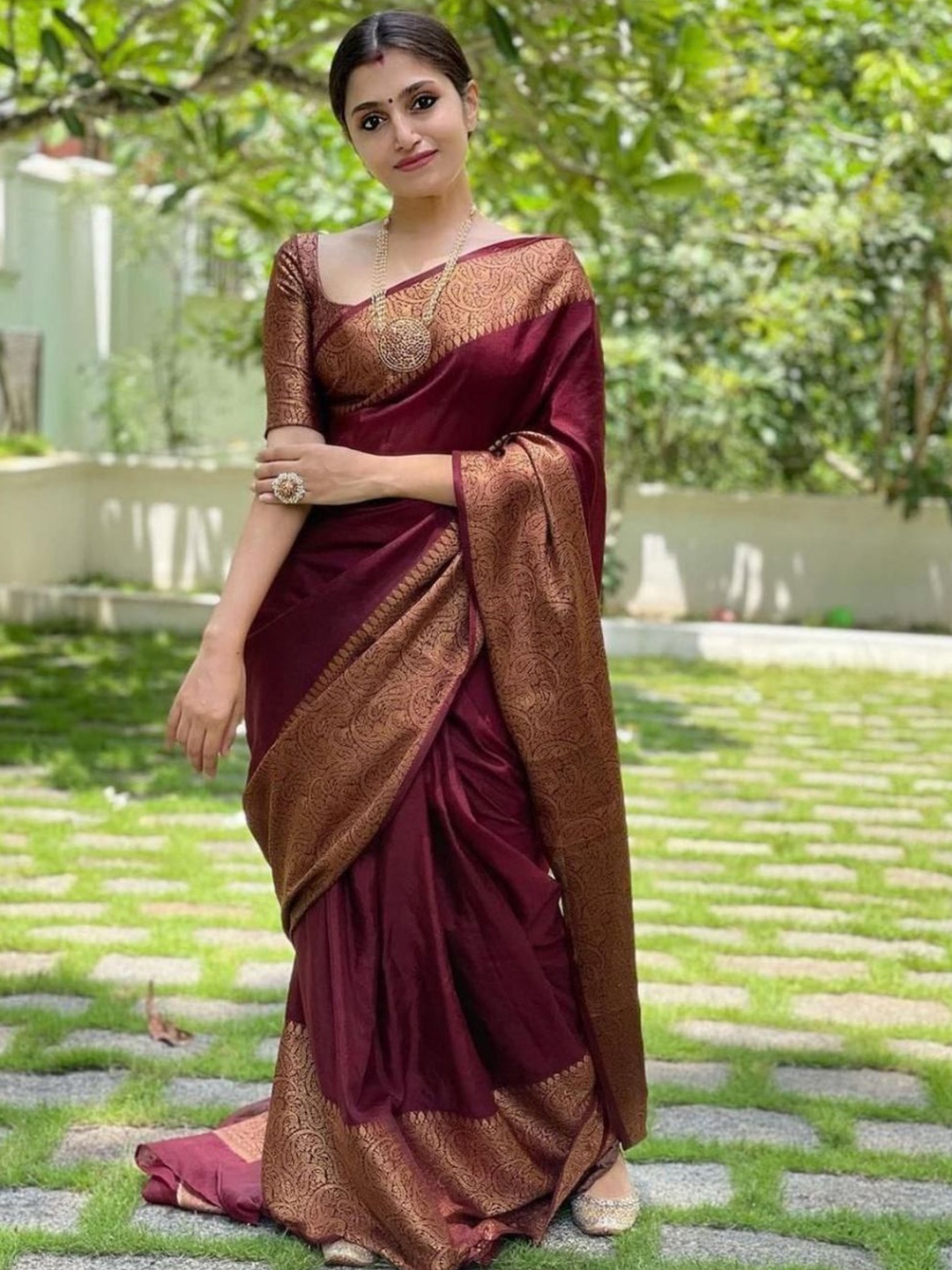 

HANDSEL Zari Pure Silk Banarasi Saree, Maroon