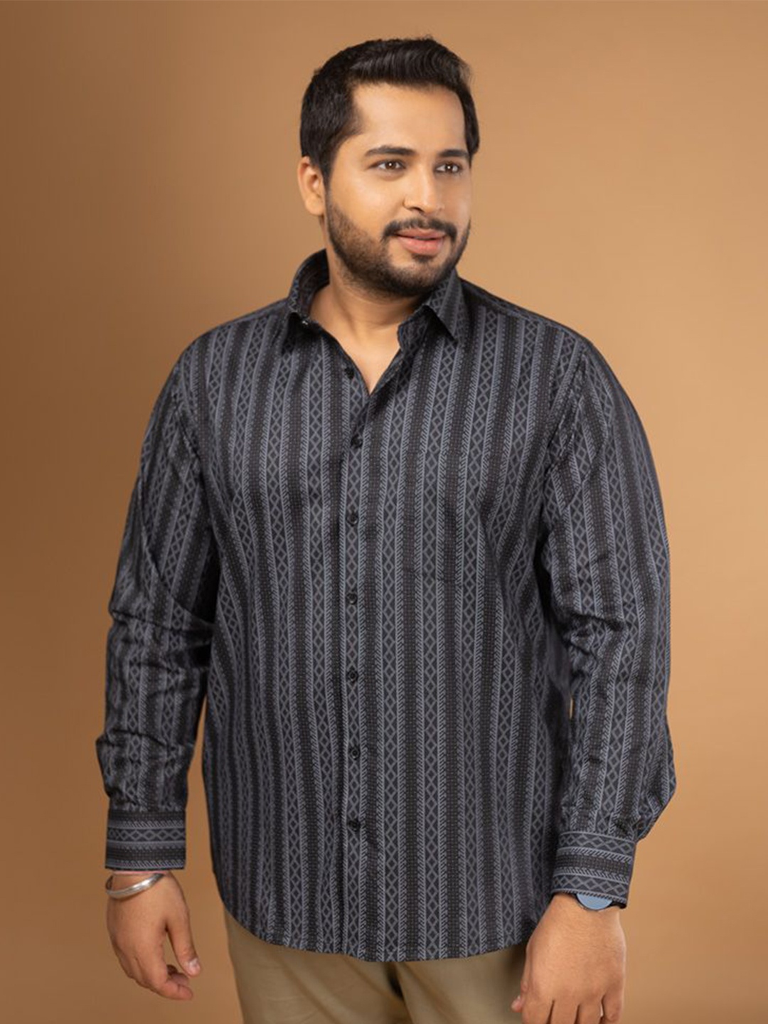 

Sizeupp Men Comfort Spread Collar Vertical Striped Cotton Party Shirt, Black