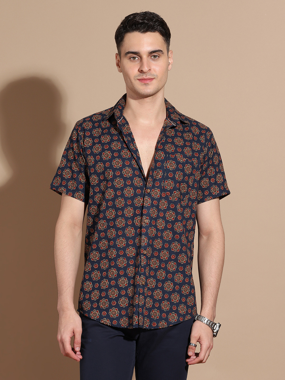 

Anouk Men Smart Spread Collar Floral Printed Cotton Casual Shirt, Navy blue