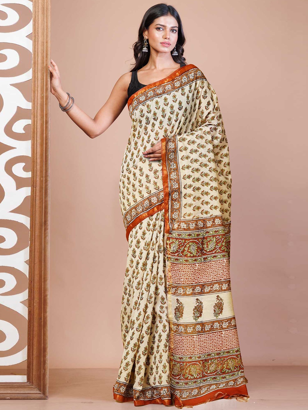 

Unnati Silks Floral Zari Handloom Bagru Saree, Cream