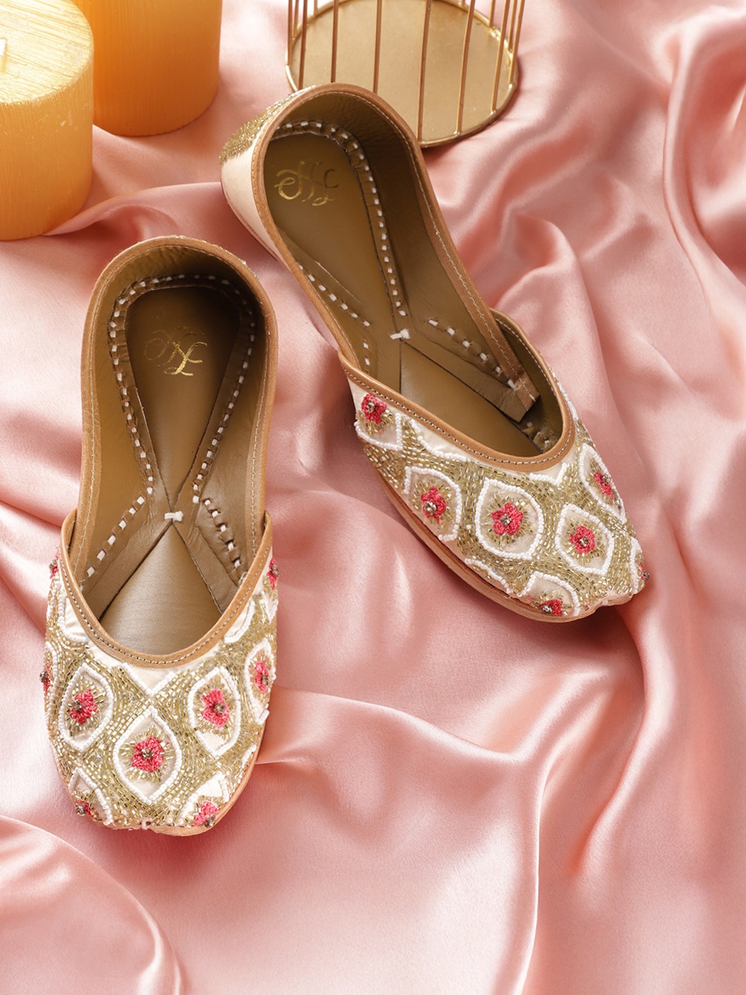 

House of Pataudi Women Embellished Ethnic Mojaris, Off white