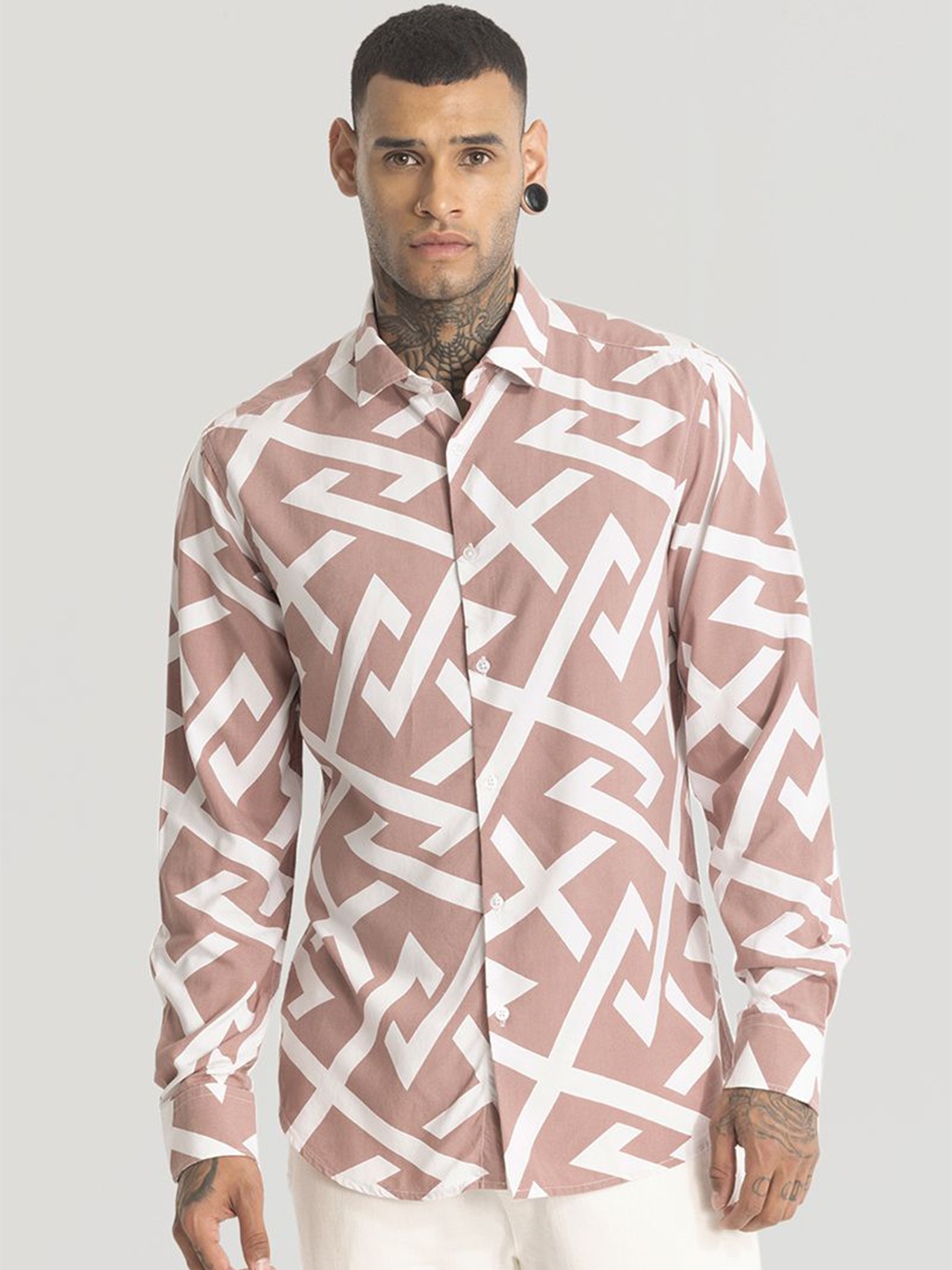 

Snitch Men Smart Spread Collar Geometric Printed Slim Fit Casual Shirt, Pink